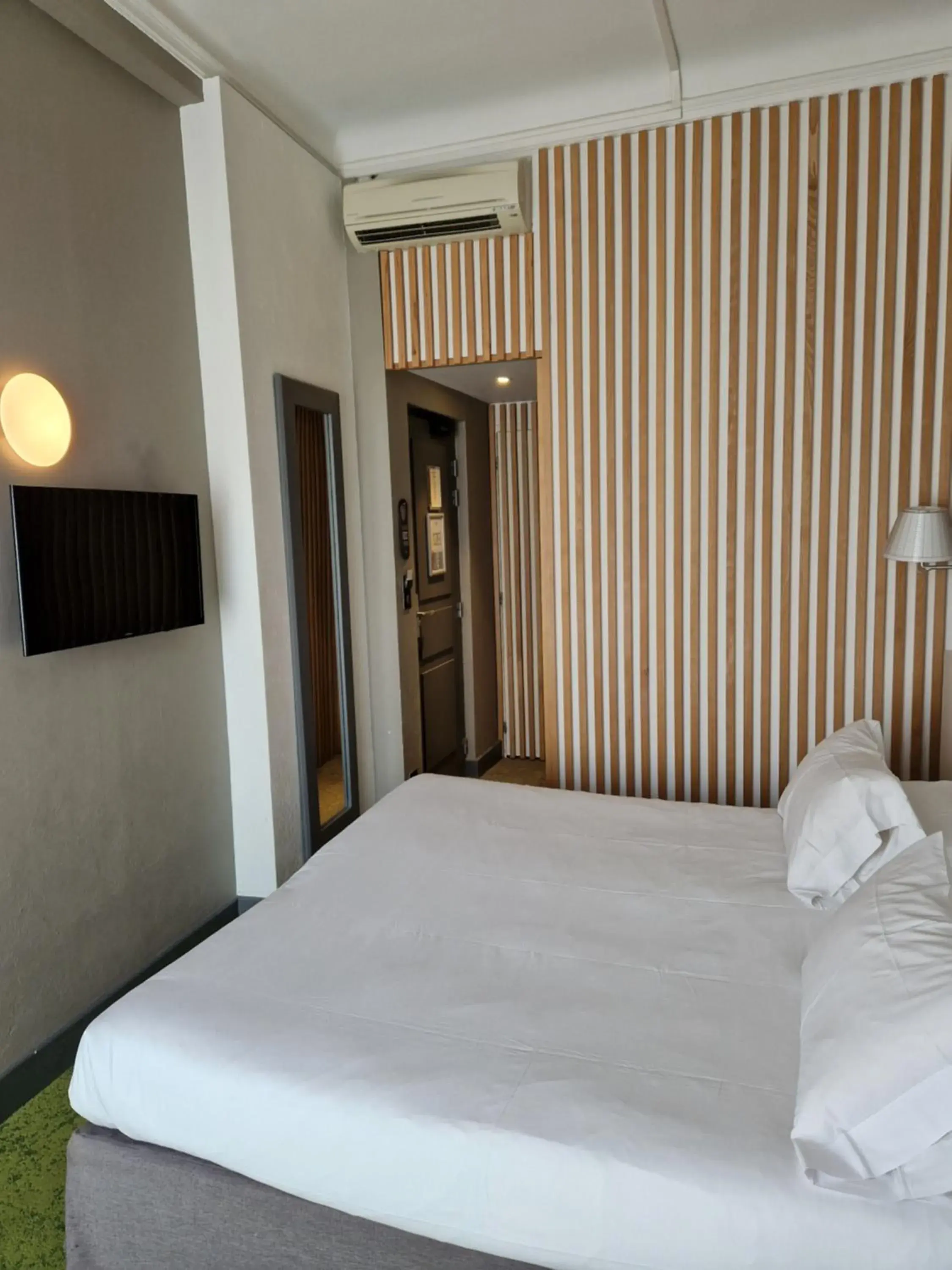 TV and multimedia, Bed in Hôtel La Villa Tosca TV and multimedia, Bed in Hôtel La Villa Tosca