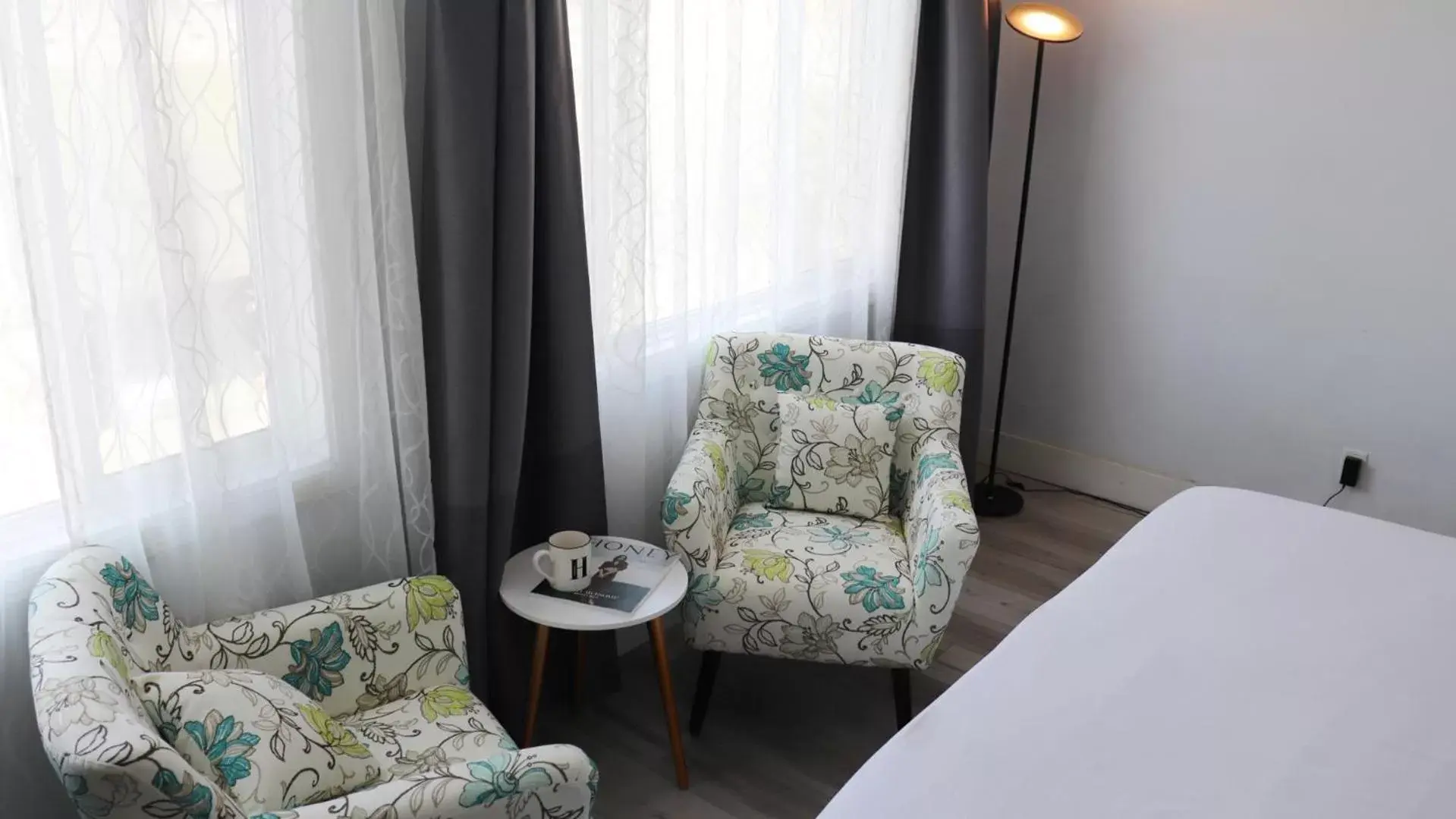 Seating area, Bed in Hometel Suites Seating area, Bed in Hometel Suites