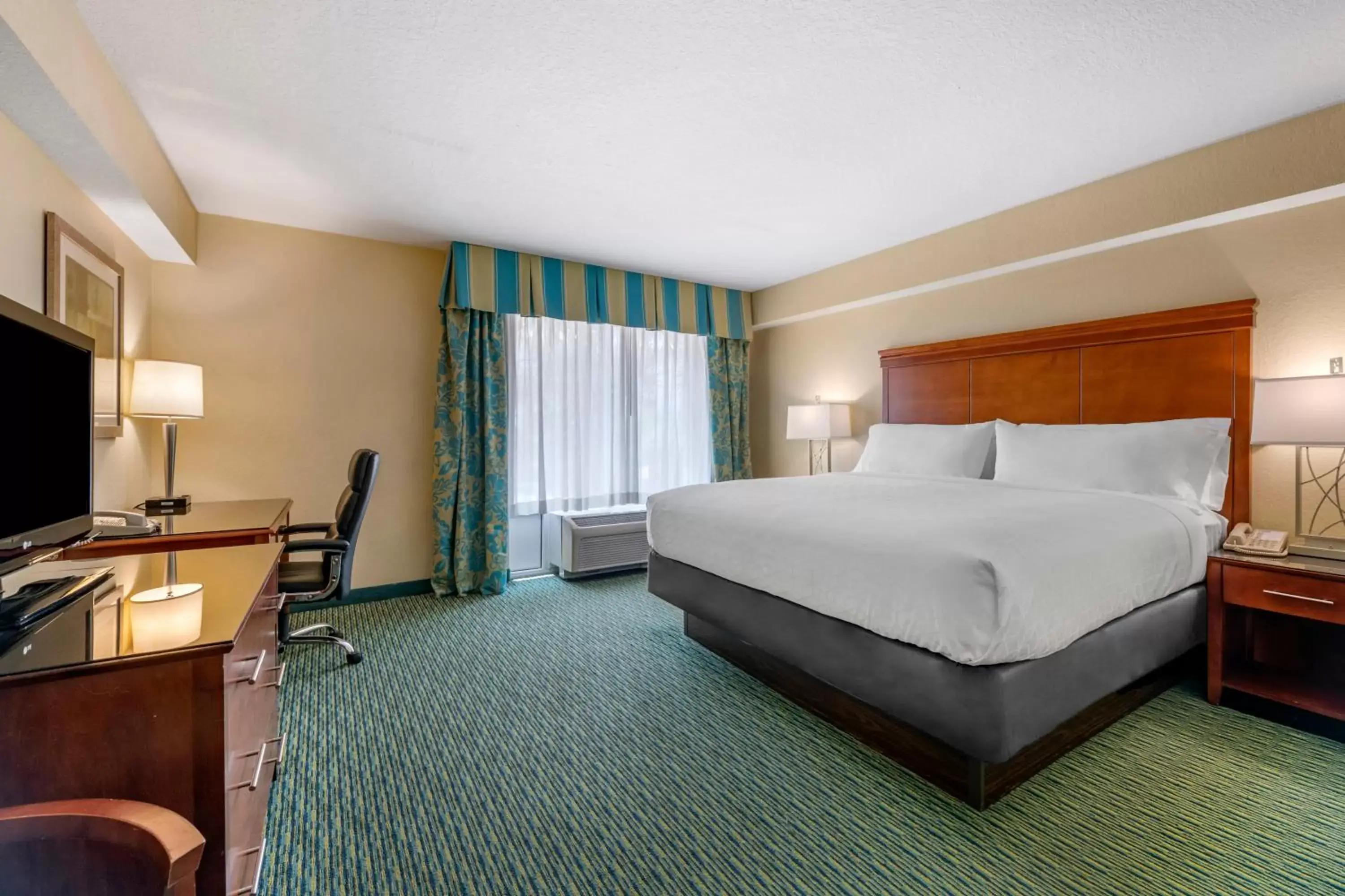 Bedroom, Bed in Holiday Inn Resort Orlando - Lake Buena Vista by IHG Bedroom, Bed in Holiday Inn Resort Orlando - Lake Buena Vista by IHG