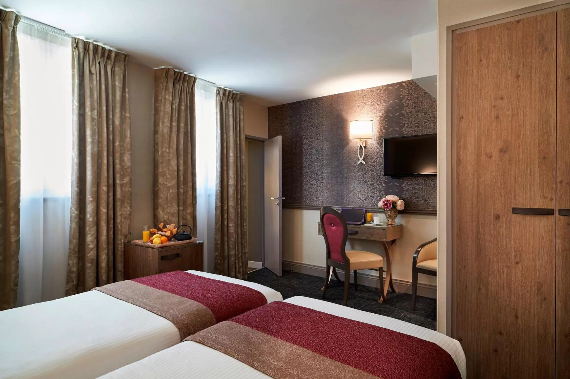 Decorative detail, Bed in Best Western Premier HBEO Bordeaux Centre