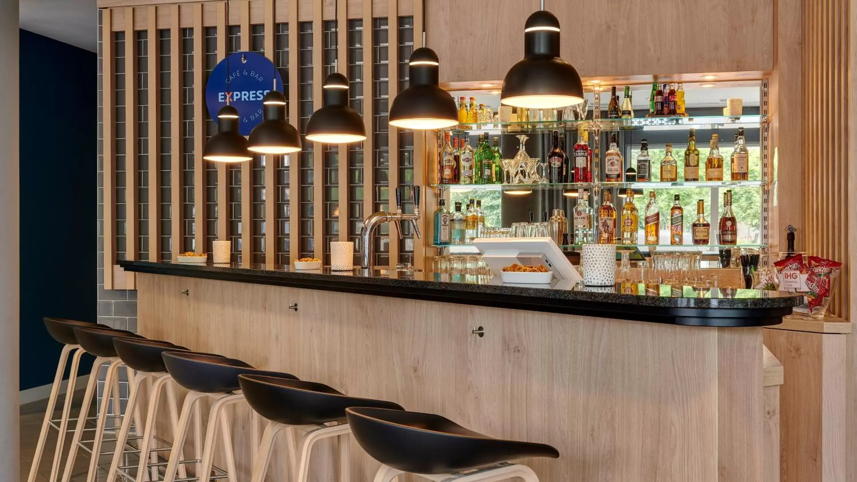 Lounge or bar in Holiday Inn Express Cologne Muelheim by IHG Lounge or bar in Holiday Inn Express Cologne Muelheim by IHG