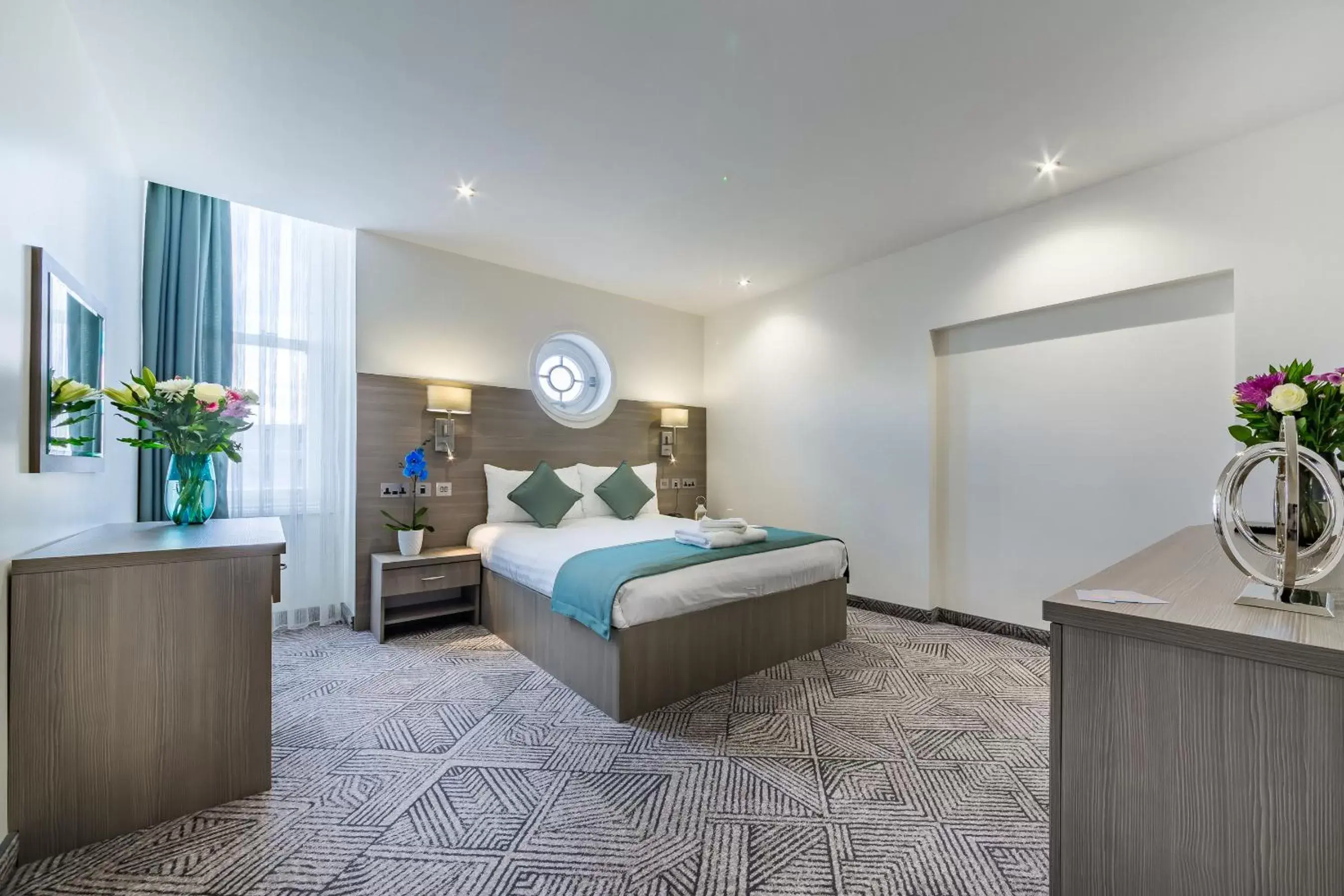 Photo of the whole room, Bed in The Lion & Key Hotel Photo of the whole room, Bed in The Lion & Key Hotel