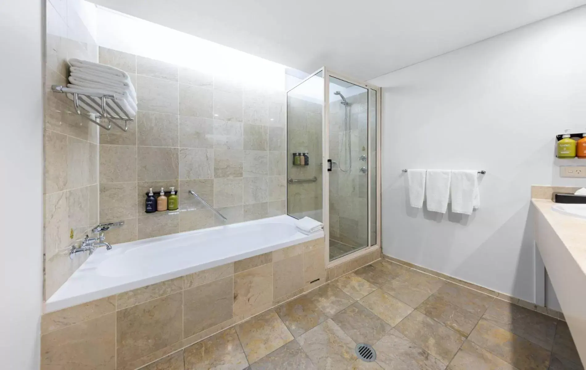 Bathroom in Holiday Inn Sydney Potts Point Bathroom in Holiday Inn Sydney Potts Point