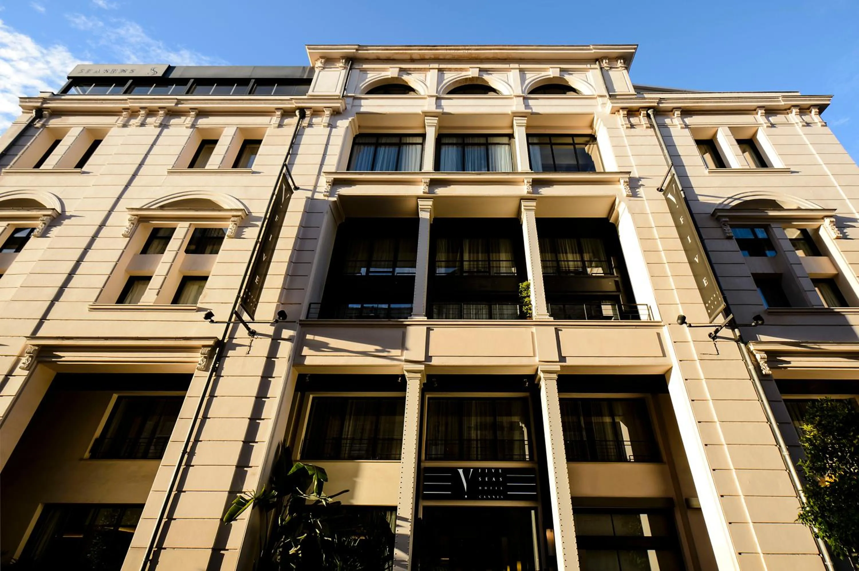 Facade/entrance in Five Seas by Inwood Hotels
