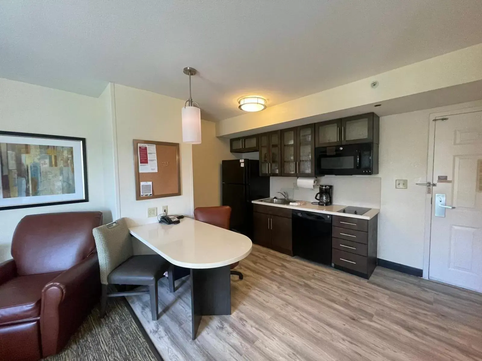Kitchen or kitchenette in Candlewood Suites Secaucus by IHG Kitchen or kitchenette in Candlewood Suites Secaucus by IHG