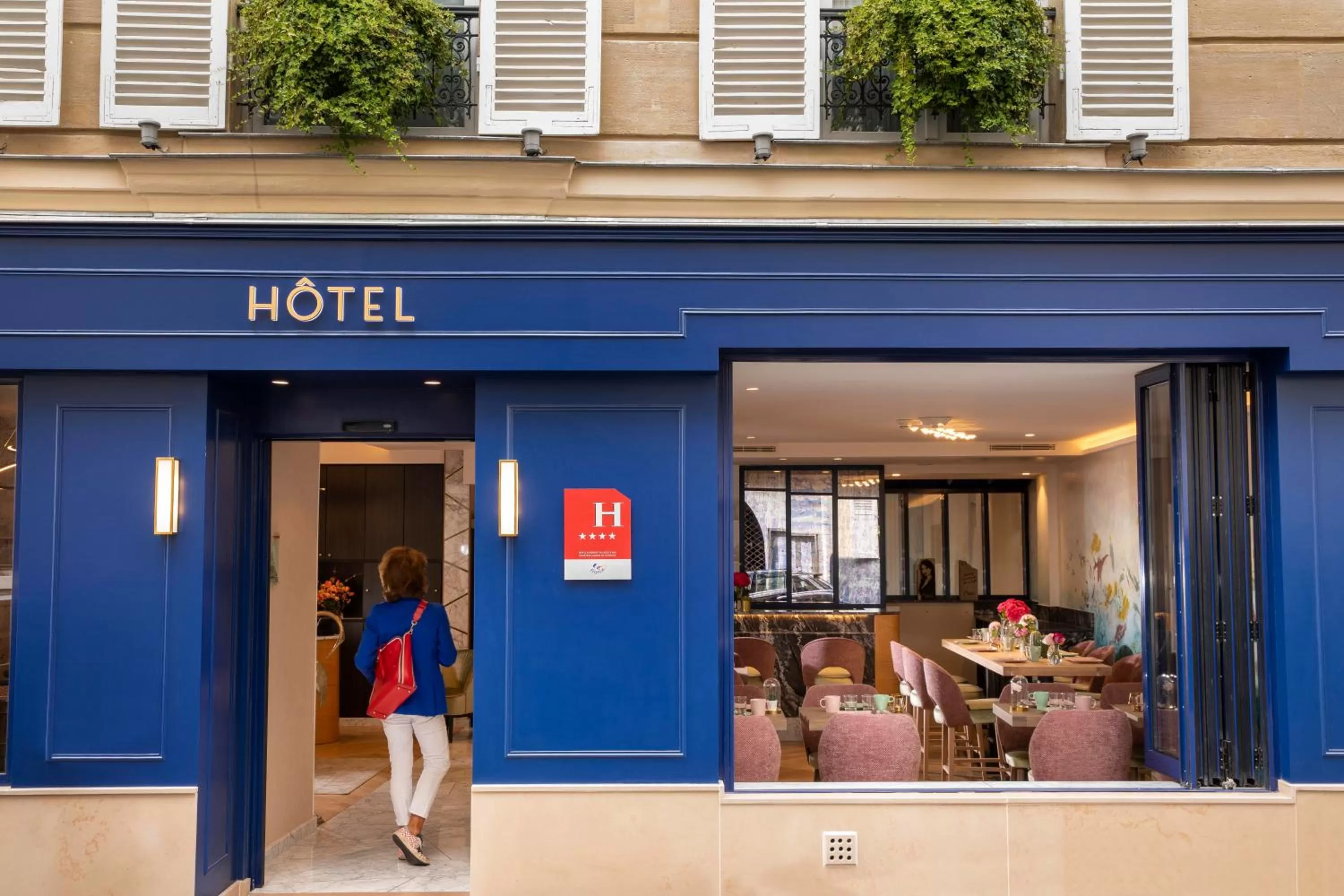 Facade/entrance in Hôtel des Arts Montmartre