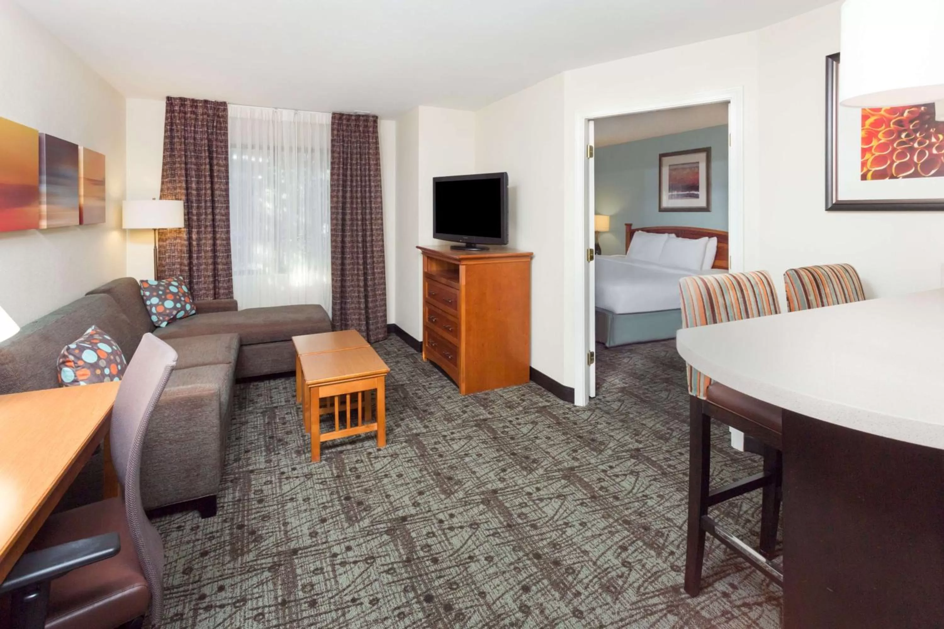 Living room, Bed in Sonesta ES Suites Atlanta Perimeter Center
