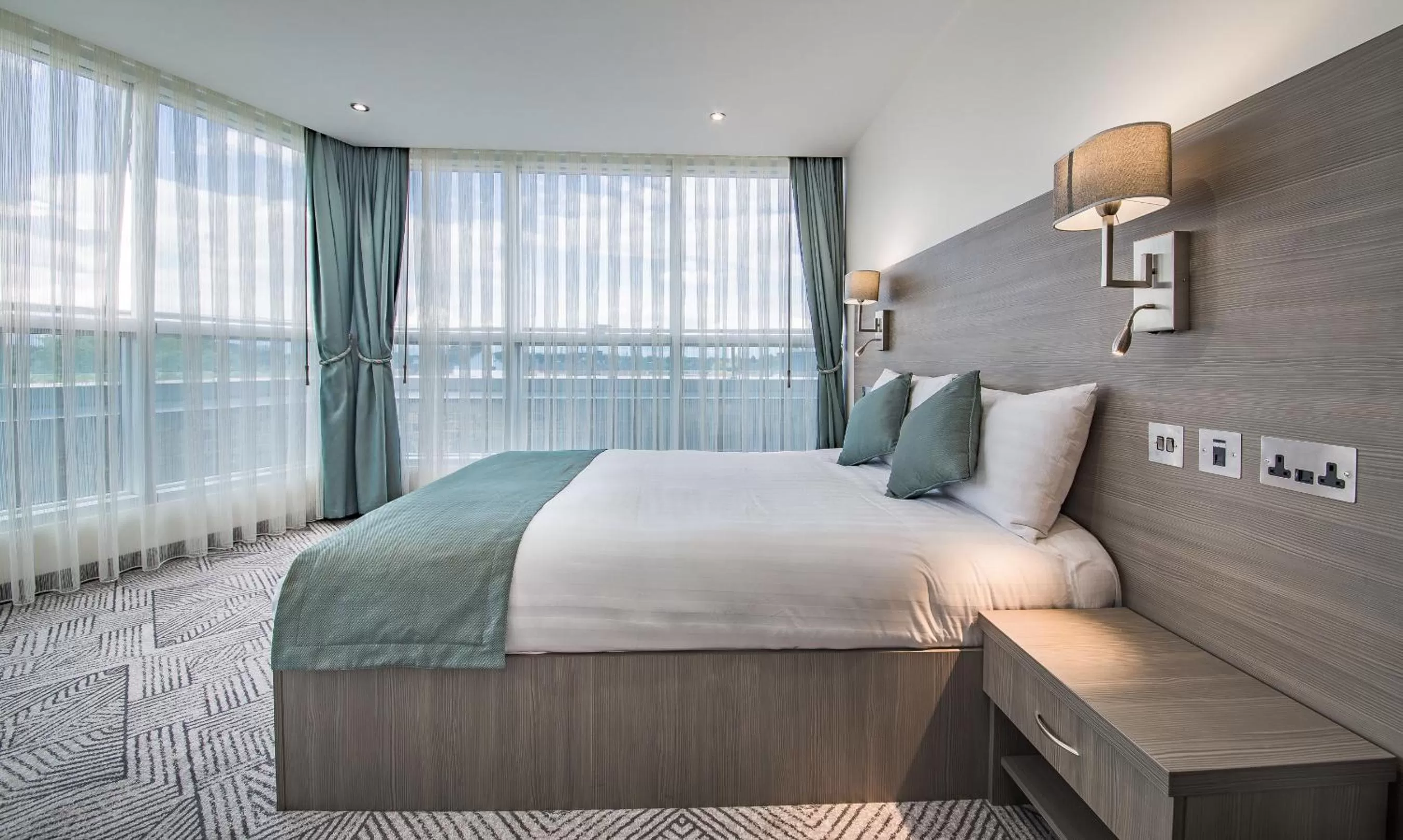 Day, Bed in The Lion & Key Hotel