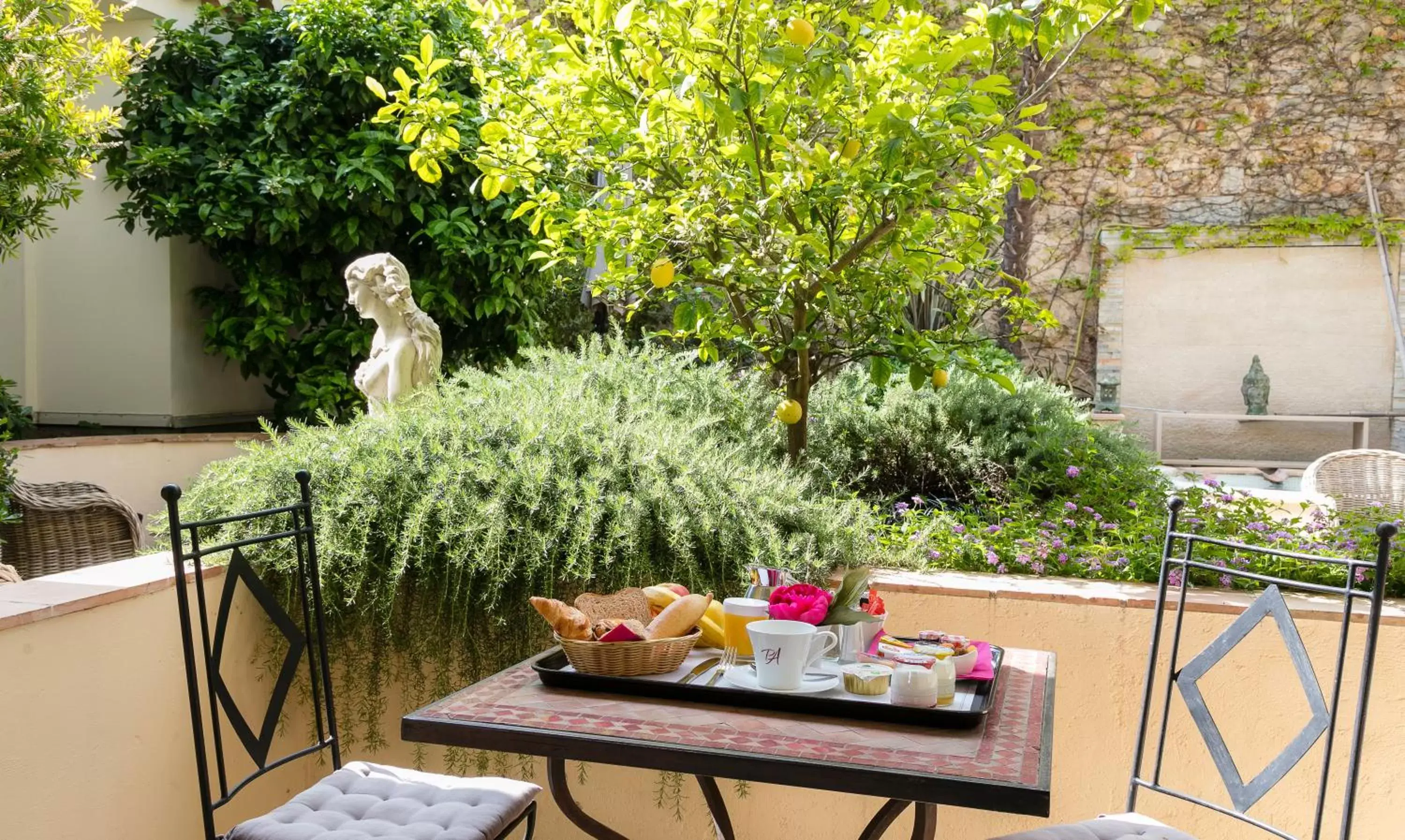 Patio in Best Western Premier Le Patio des Artistes Wellness Jacuzzi Patio in Best Western Premier Le Patio des Artistes Wellness Jacuzzi