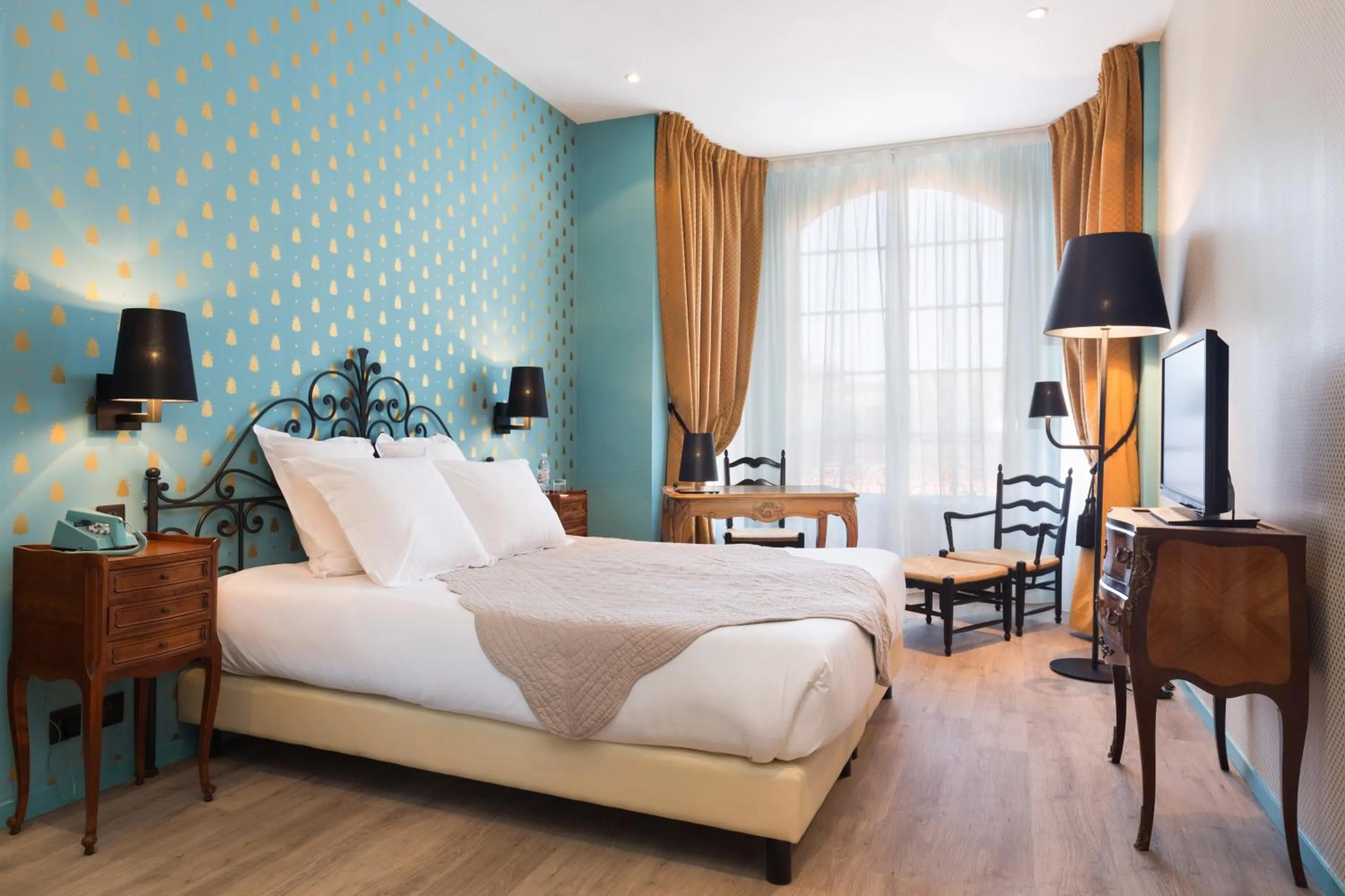 Bed in Hotel Le Grimaldi by Happyculture