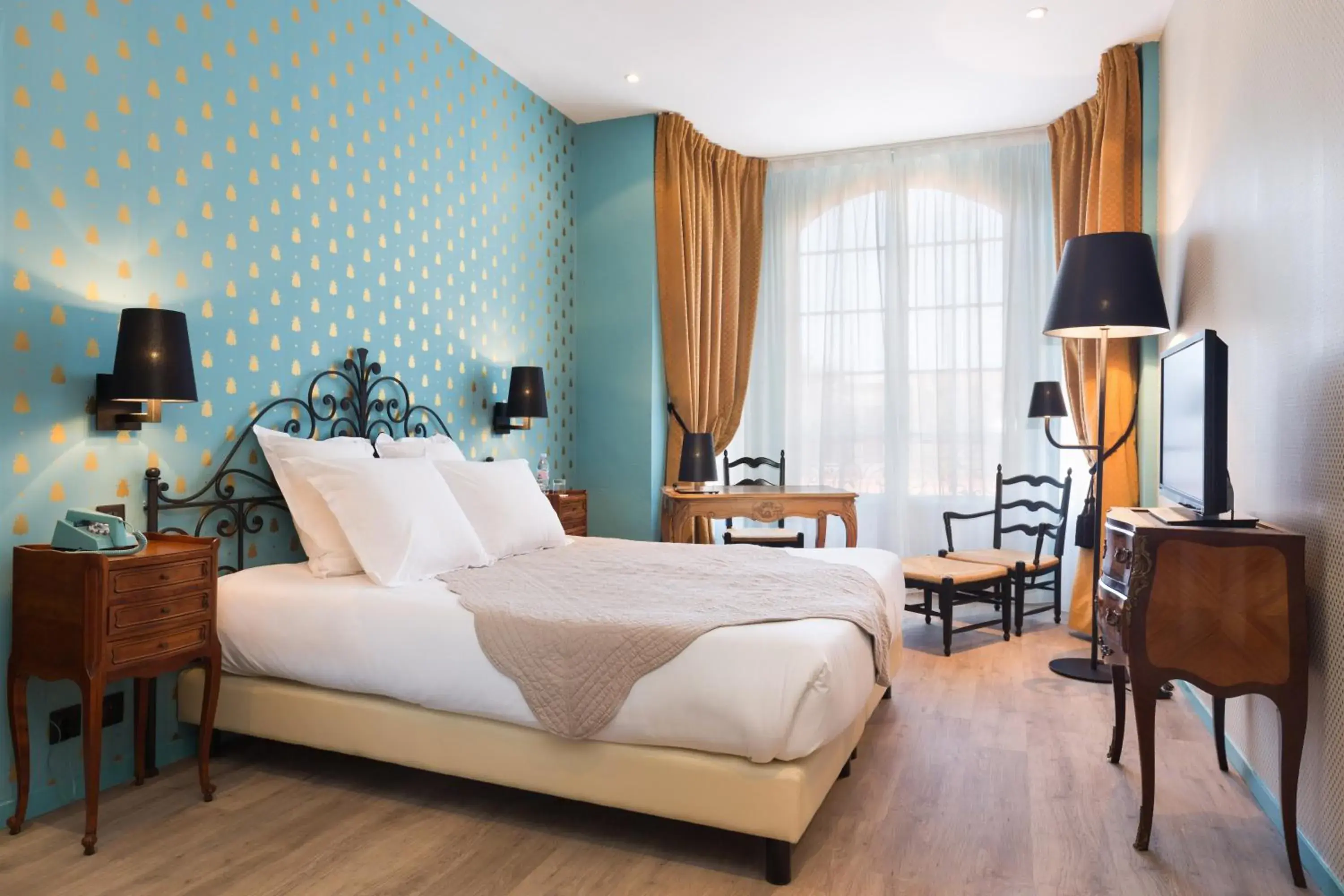 Bed in Hotel Le Grimaldi by Happyculture Bed in Hotel Le Grimaldi by Happyculture