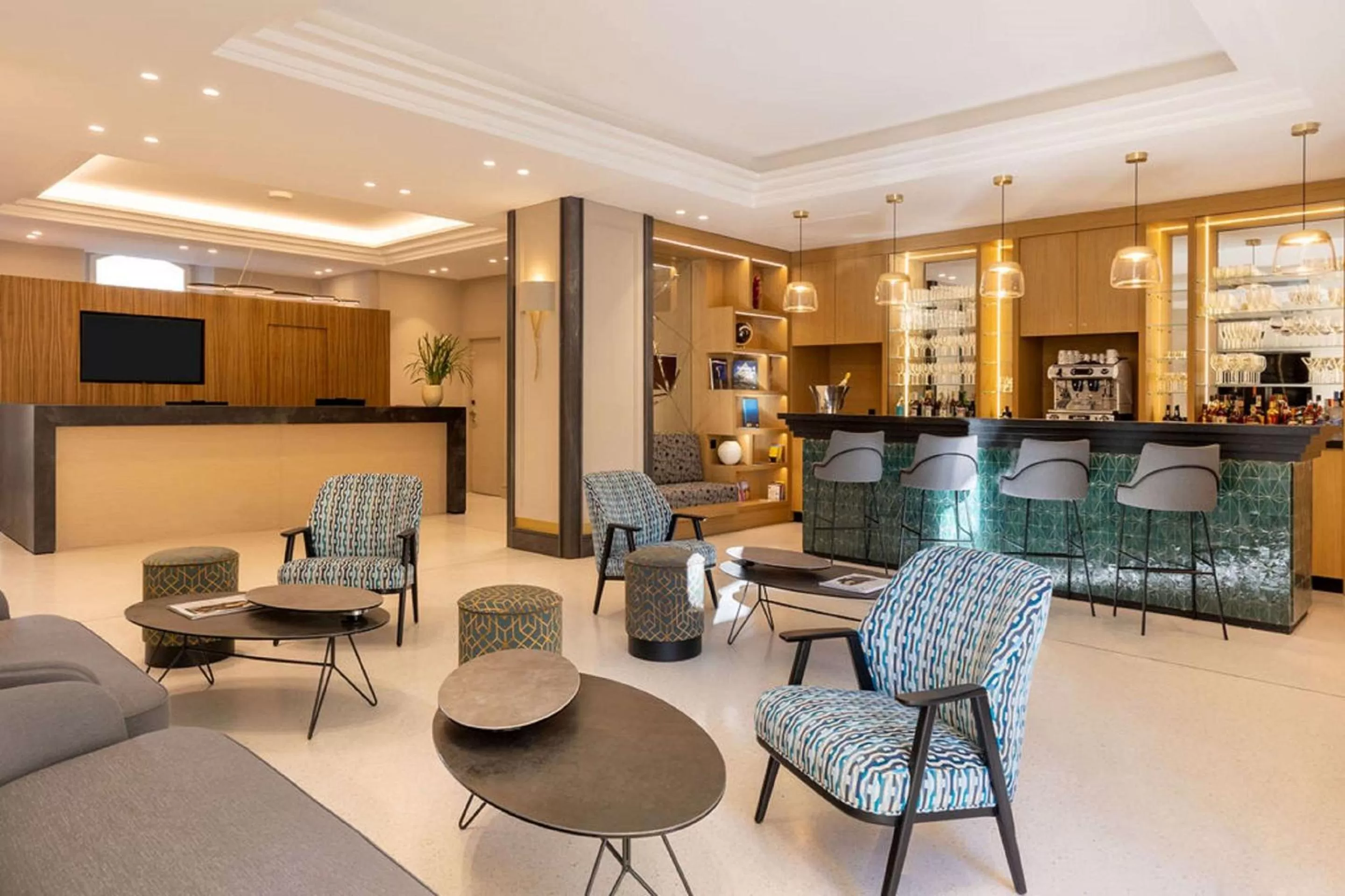 Lounge or bar in Hôtel Apollinaire Nice