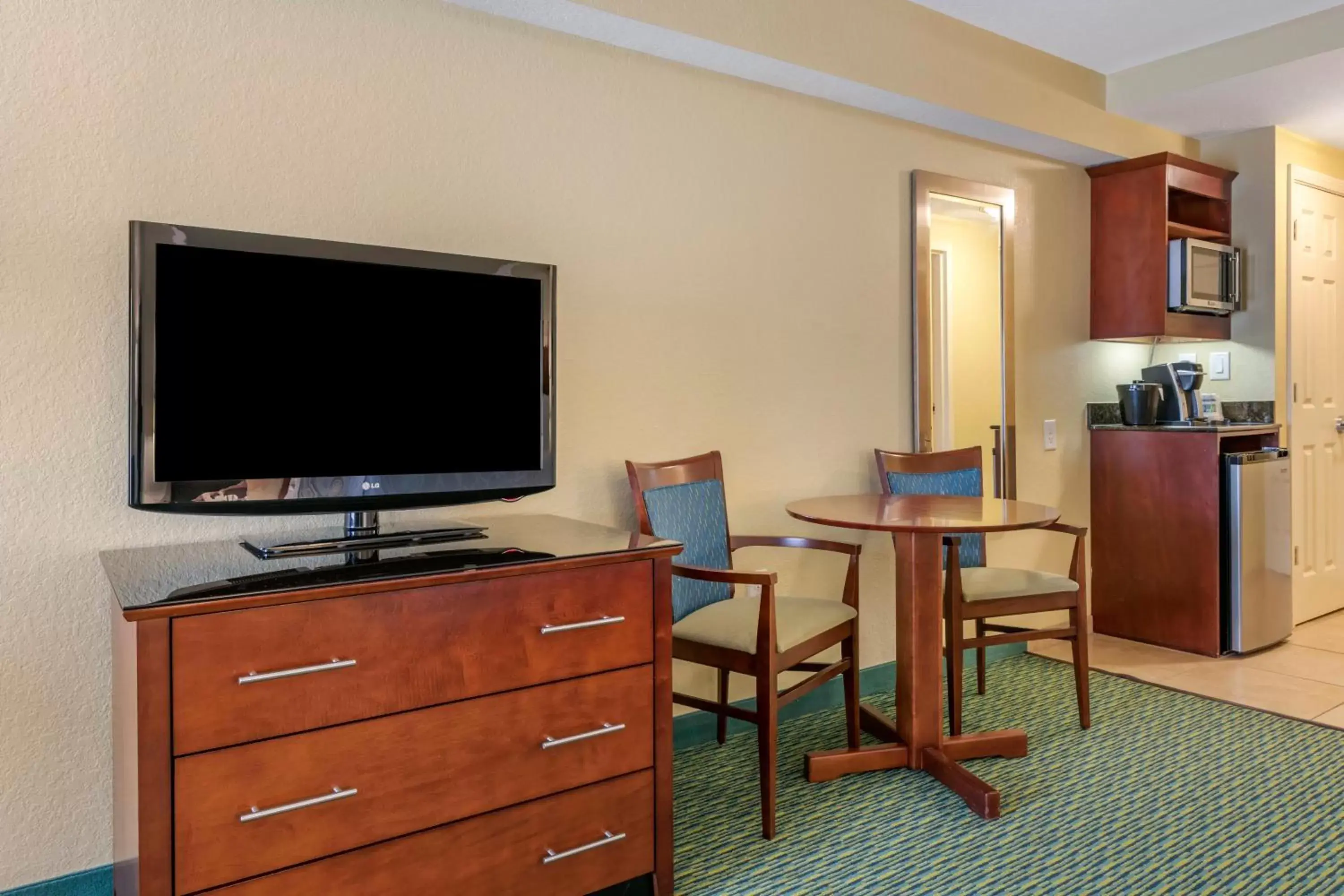 TV and multimedia in Holiday Inn Resort Orlando - Lake Buena Vista by IHG TV and multimedia in Holiday Inn Resort Orlando - Lake Buena Vista by IHG