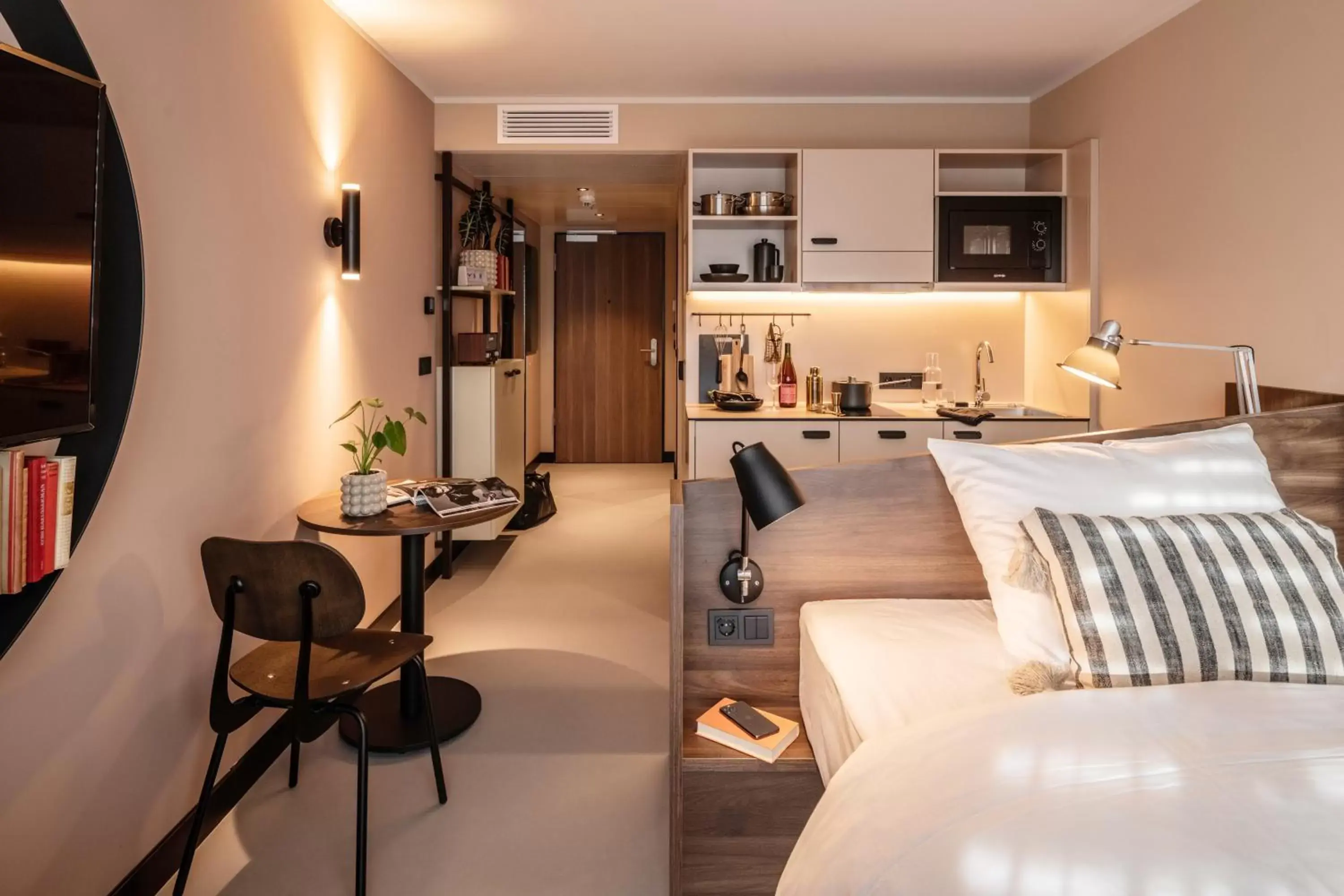 Kitchen or kitchenette, Bed in Revo Munich Kitchen or kitchenette, Bed in Revo Munich