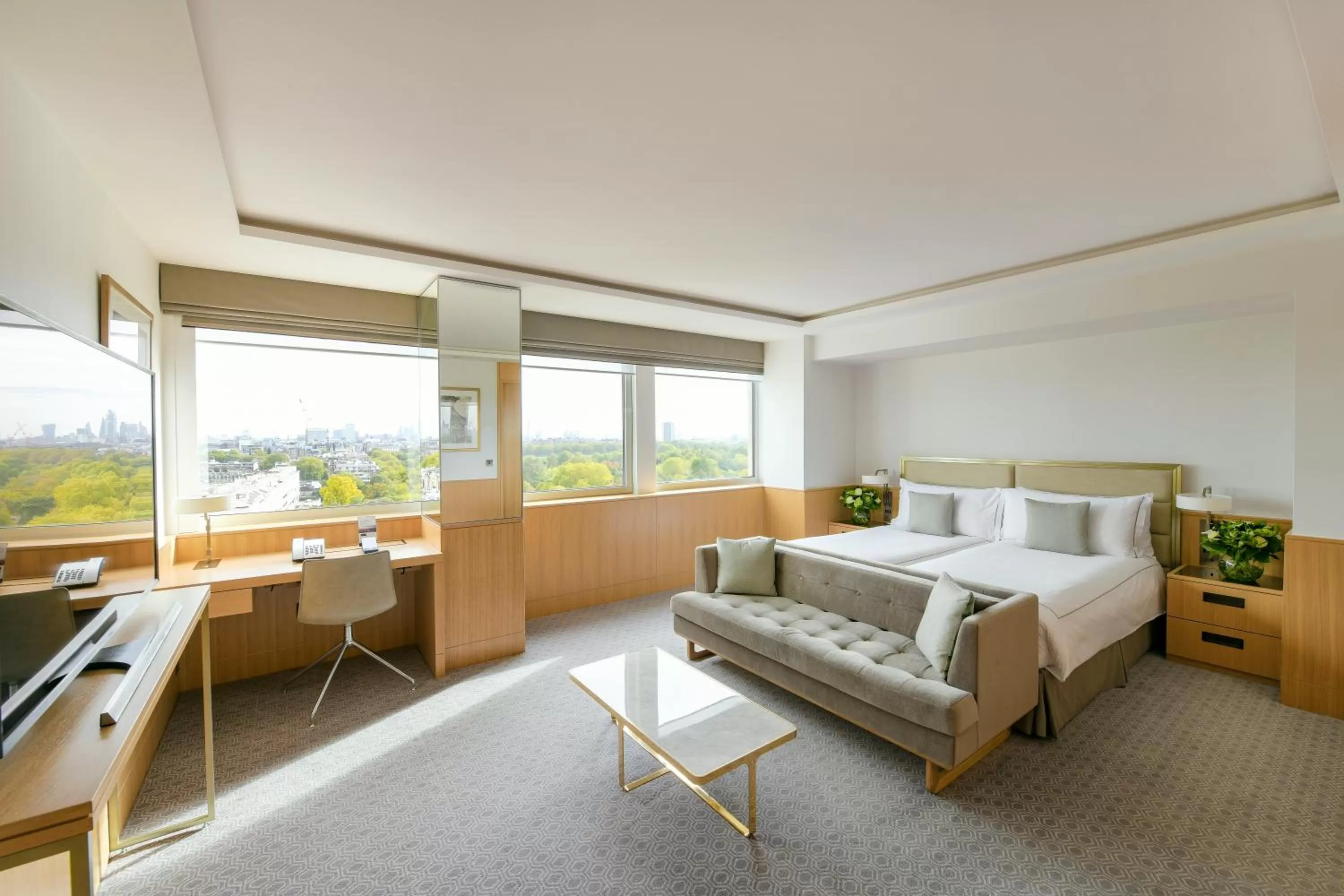 Photo of the whole room, Bed in Royal Lancaster London