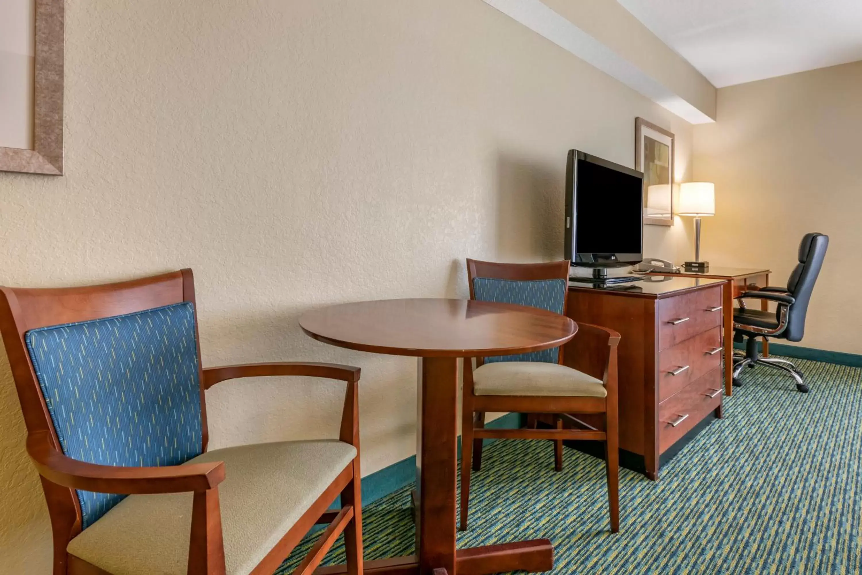 TV and multimedia in Holiday Inn Resort Orlando - Lake Buena Vista by IHG TV and multimedia in Holiday Inn Resort Orlando - Lake Buena Vista by IHG