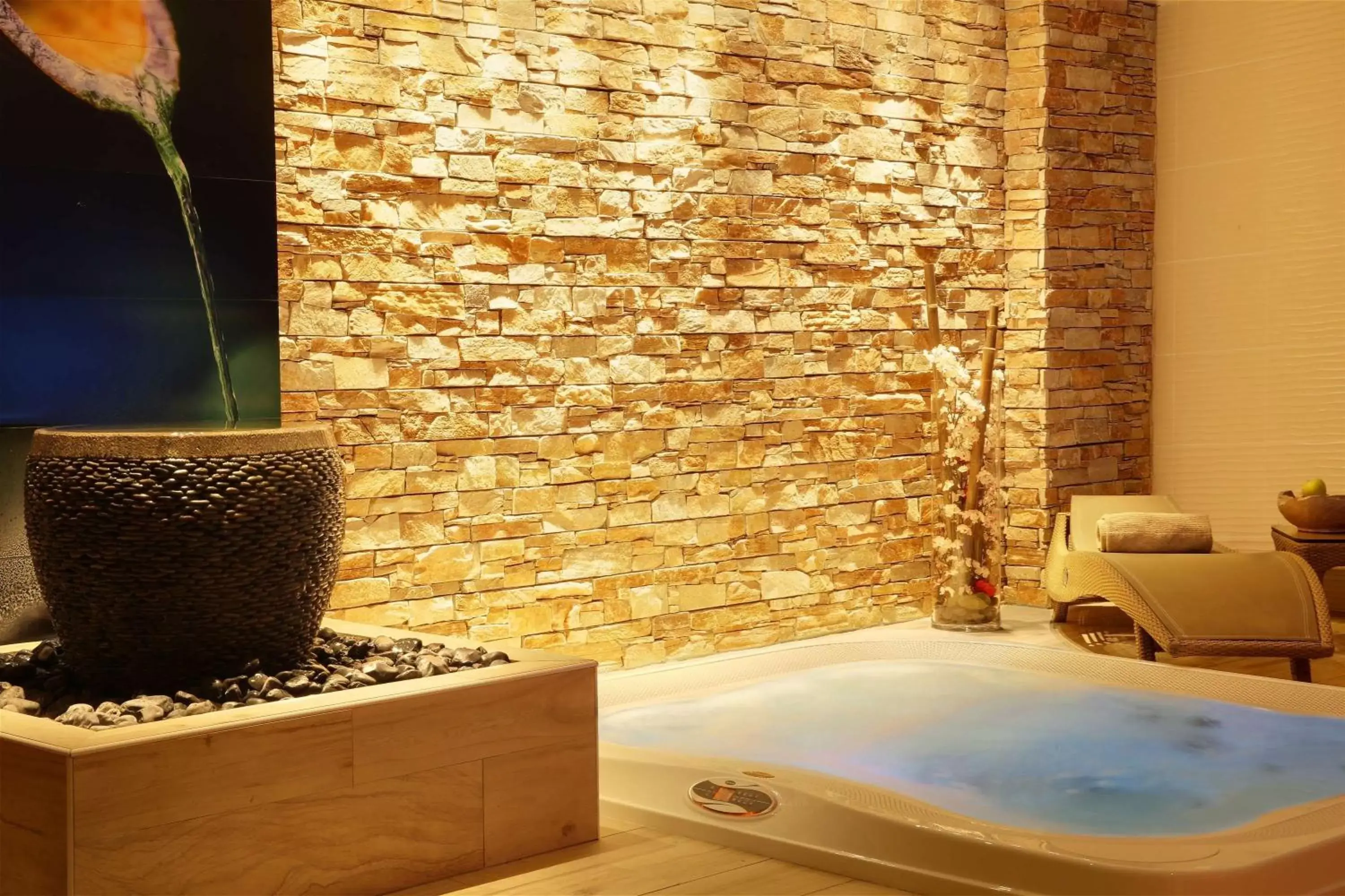 Hot Tub in Best Western Premier Le Patio des Artistes Wellness Jacuzzi Hot Tub in Best Western Premier Le Patio des Artistes Wellness Jacuzzi