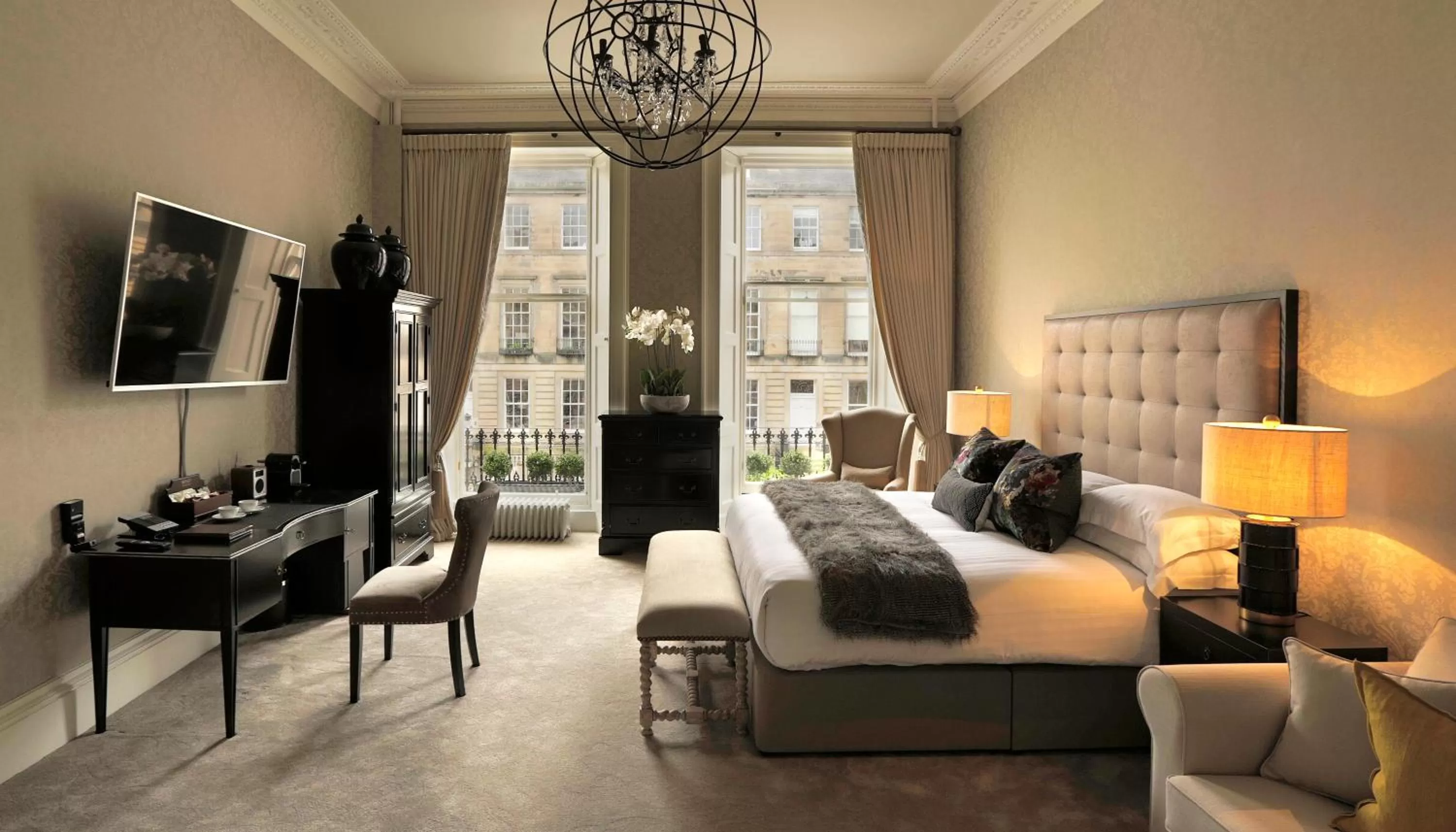 Photo of the whole room, Bed in Nira Caledonia