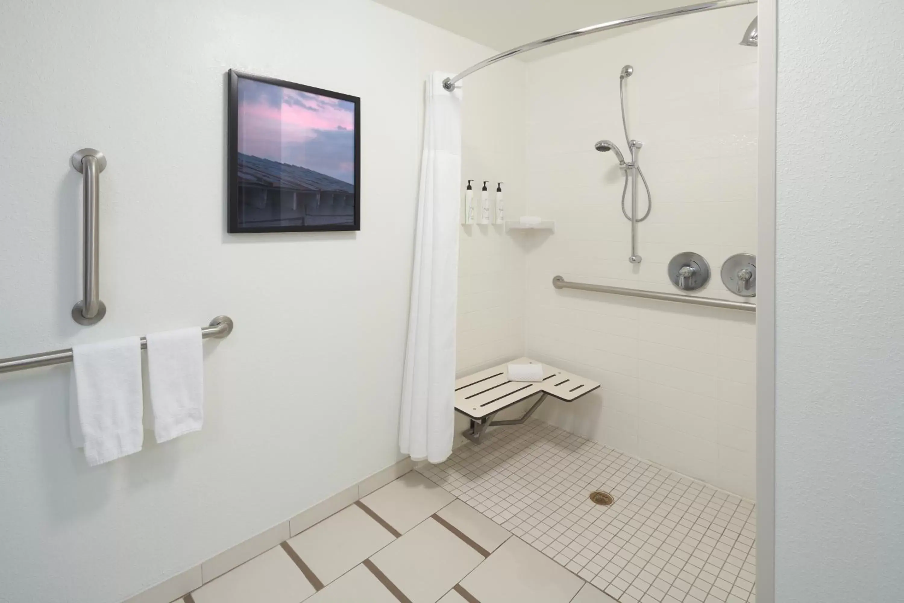 Shower in Fairfield Inn & Suites by Marriott Orlando International Drive/Convention Center Shower in Fairfield Inn & Suites by Marriott Orlando International Drive/Convention Center