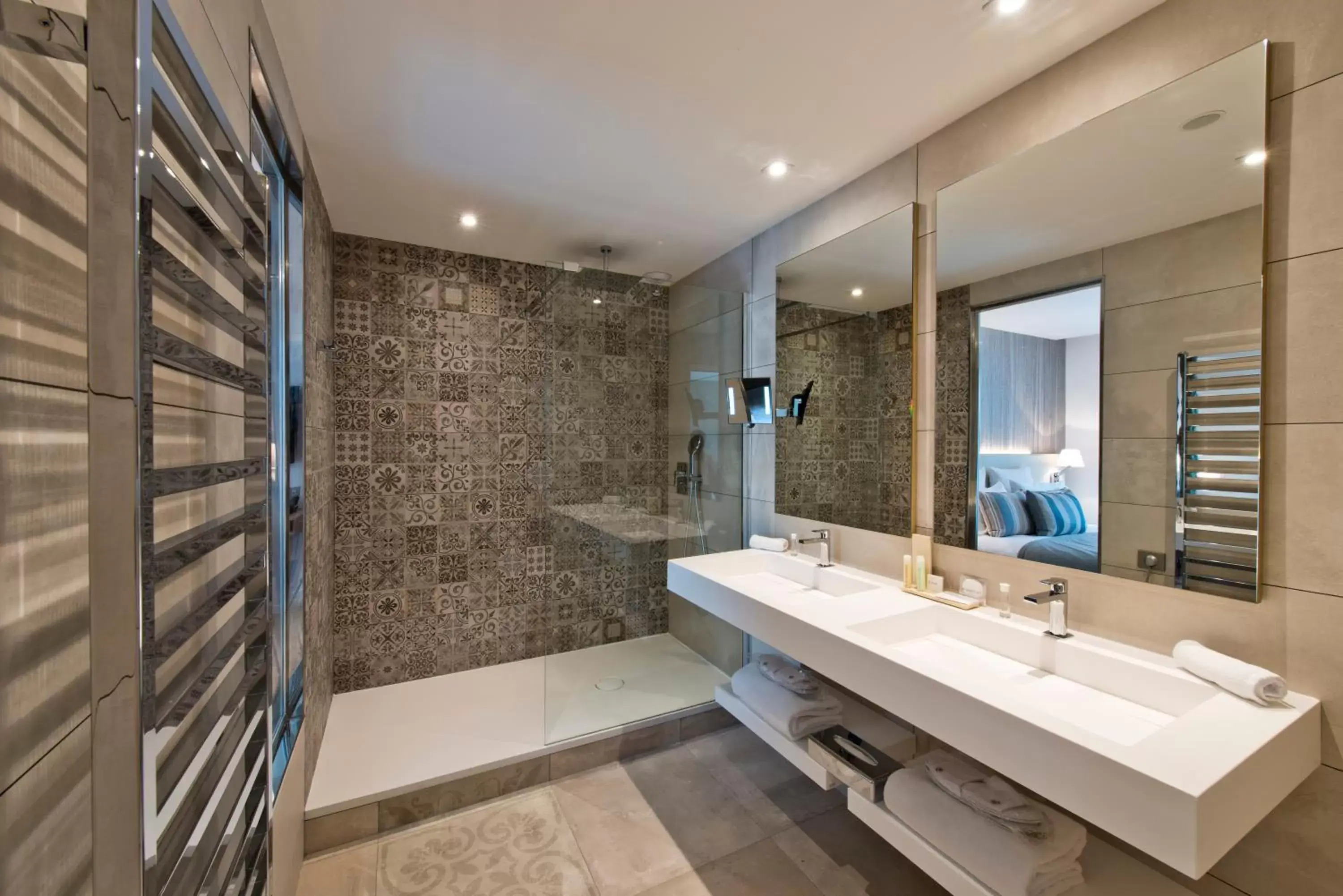 Shower in Golden Tulip Sophia Antipolis - Hotel & Spa Shower in Golden Tulip Sophia Antipolis - Hotel & Spa