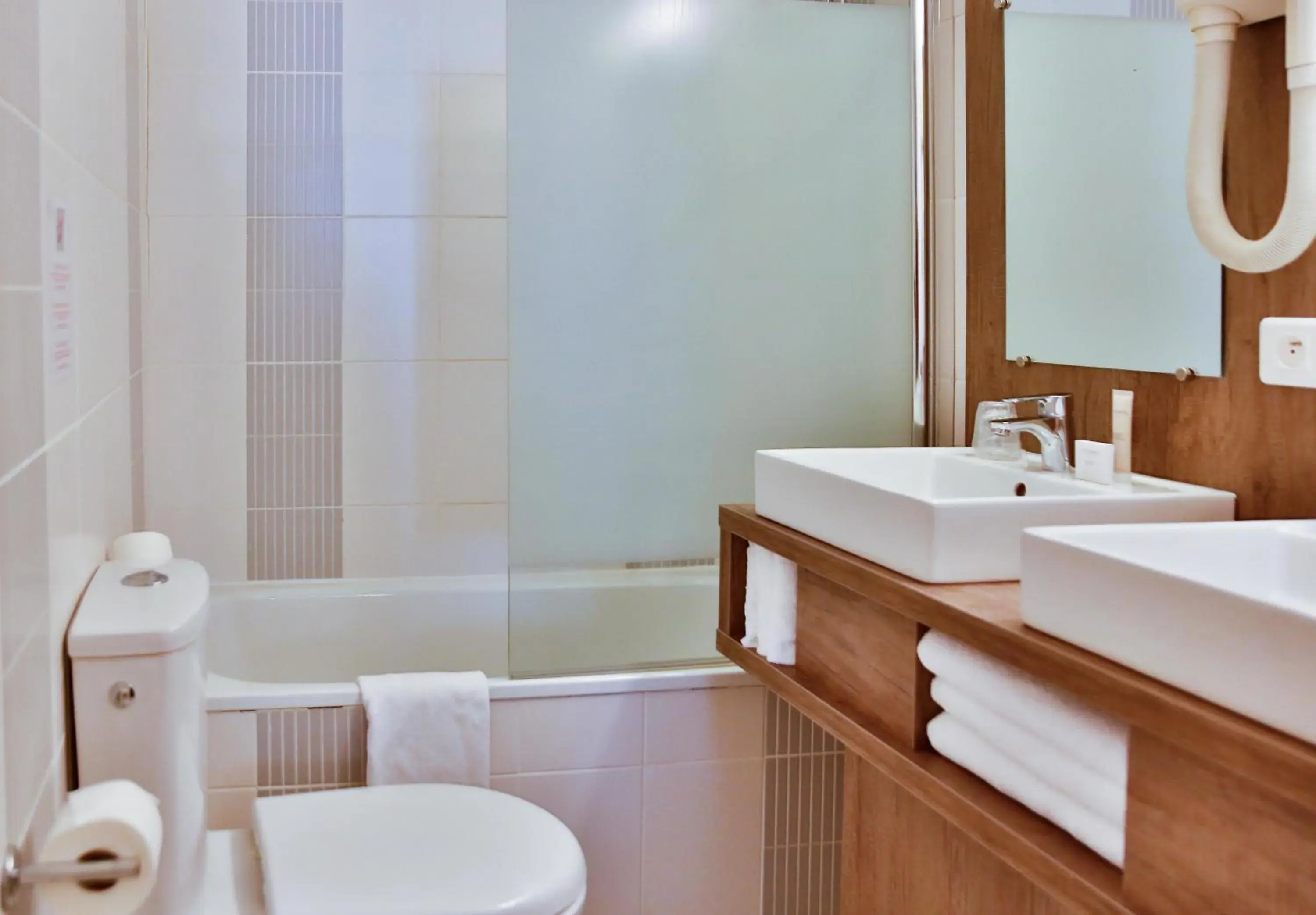 Bathroom in Hôtel Le Seize, Nice Centre Bathroom in Hôtel Le Seize, Nice Centre