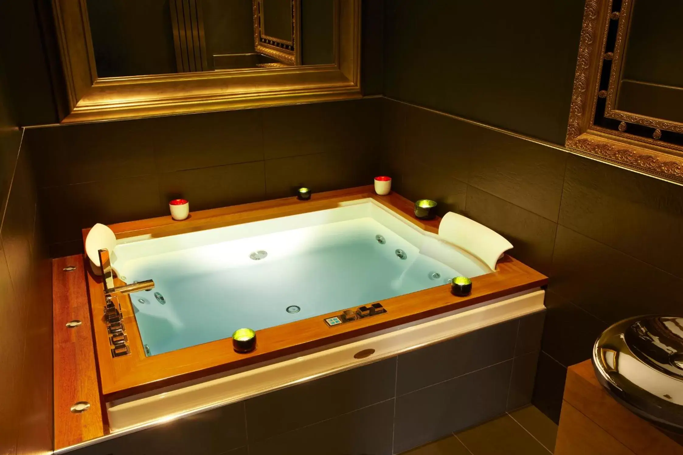 Hot Tub in Nira Caledonia Hot Tub in Nira Caledonia