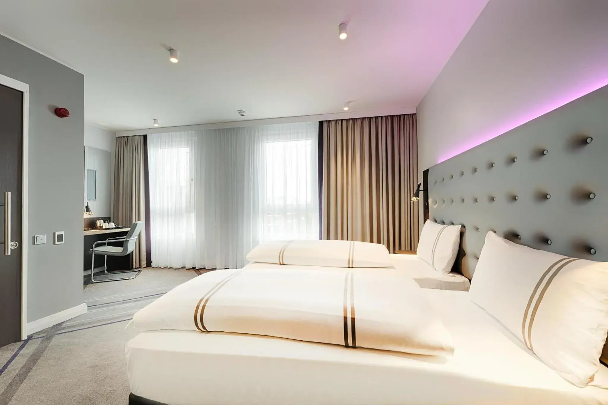 Bedroom, Bed in Premier Inn Hamburg City Klostertor Bedroom, Bed in Premier Inn Hamburg City Klostertor