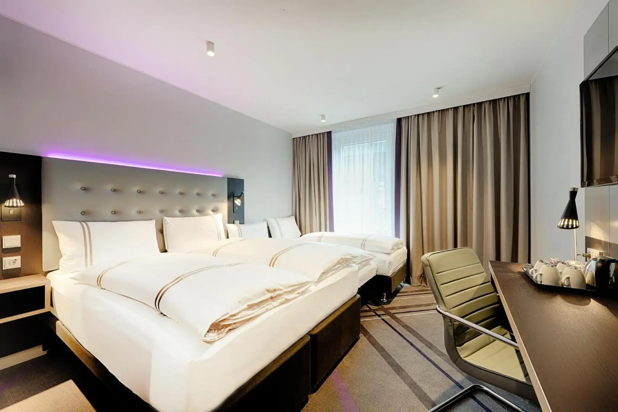 Bedroom, Bed in Premier Inn Hamburg City Klostertor Bedroom, Bed in Premier Inn Hamburg City Klostertor