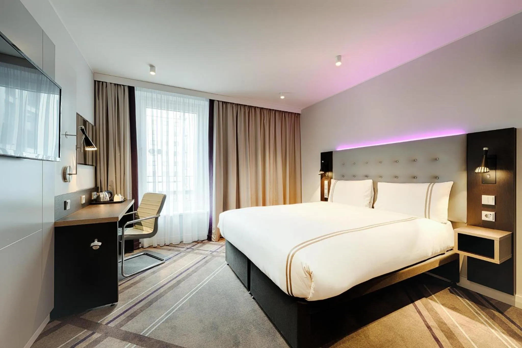 Bedroom, Bed in Premier Inn Hamburg City Klostertor