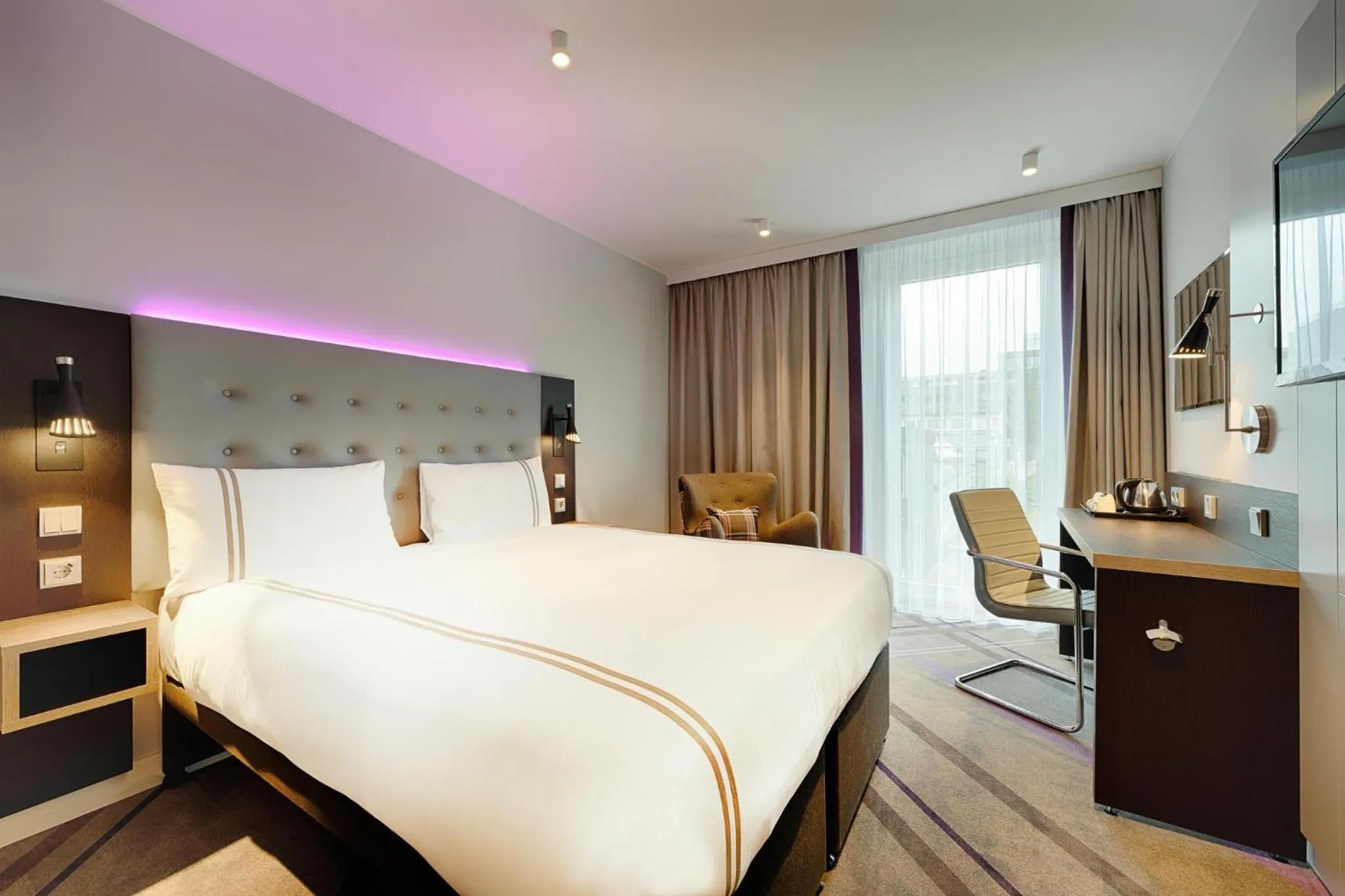 Bedroom, Bed in Premier Inn Hamburg City Klostertor
