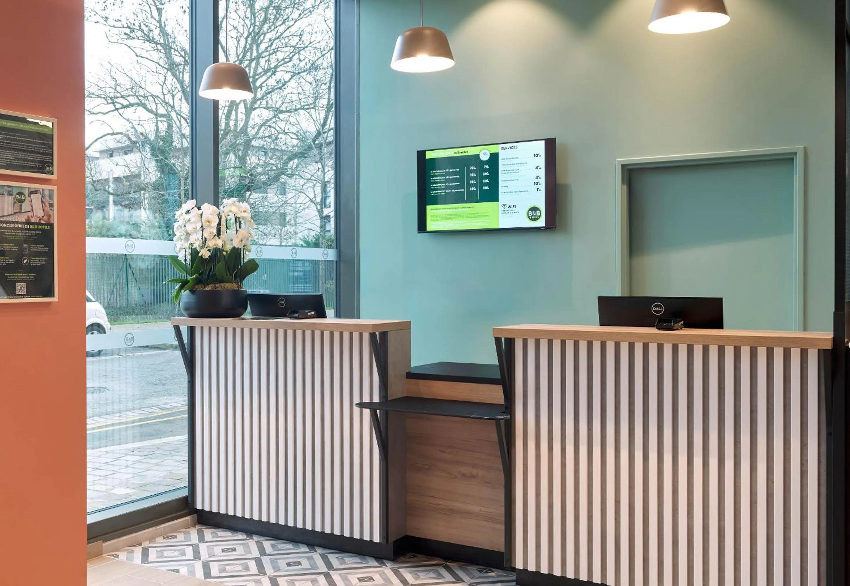 Lobby or reception in B&B HOTEL Versailles Rocquencourt