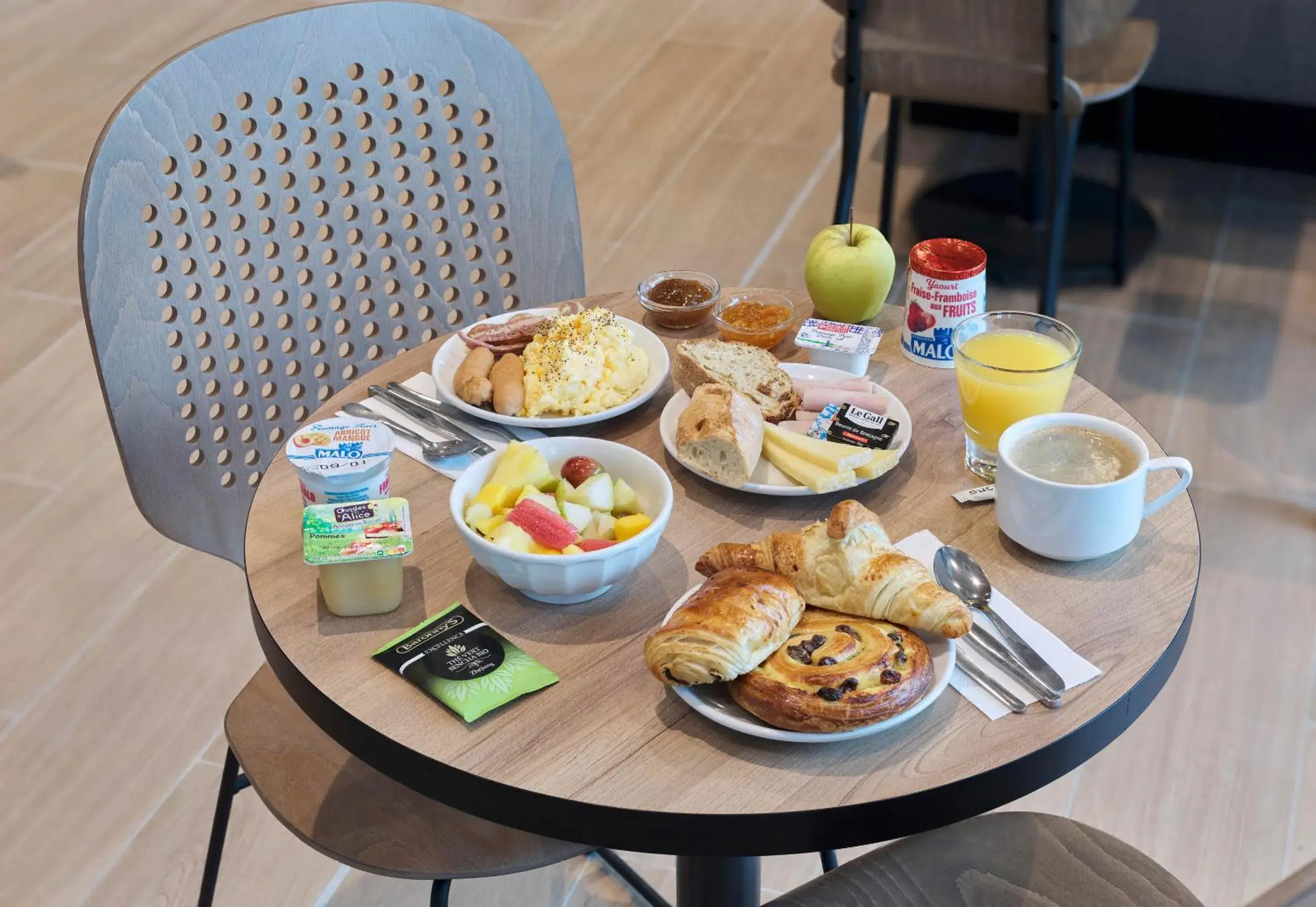 Breakfast in B&B HOTEL Versailles Rocquencourt Breakfast in B&B HOTEL Versailles Rocquencourt
