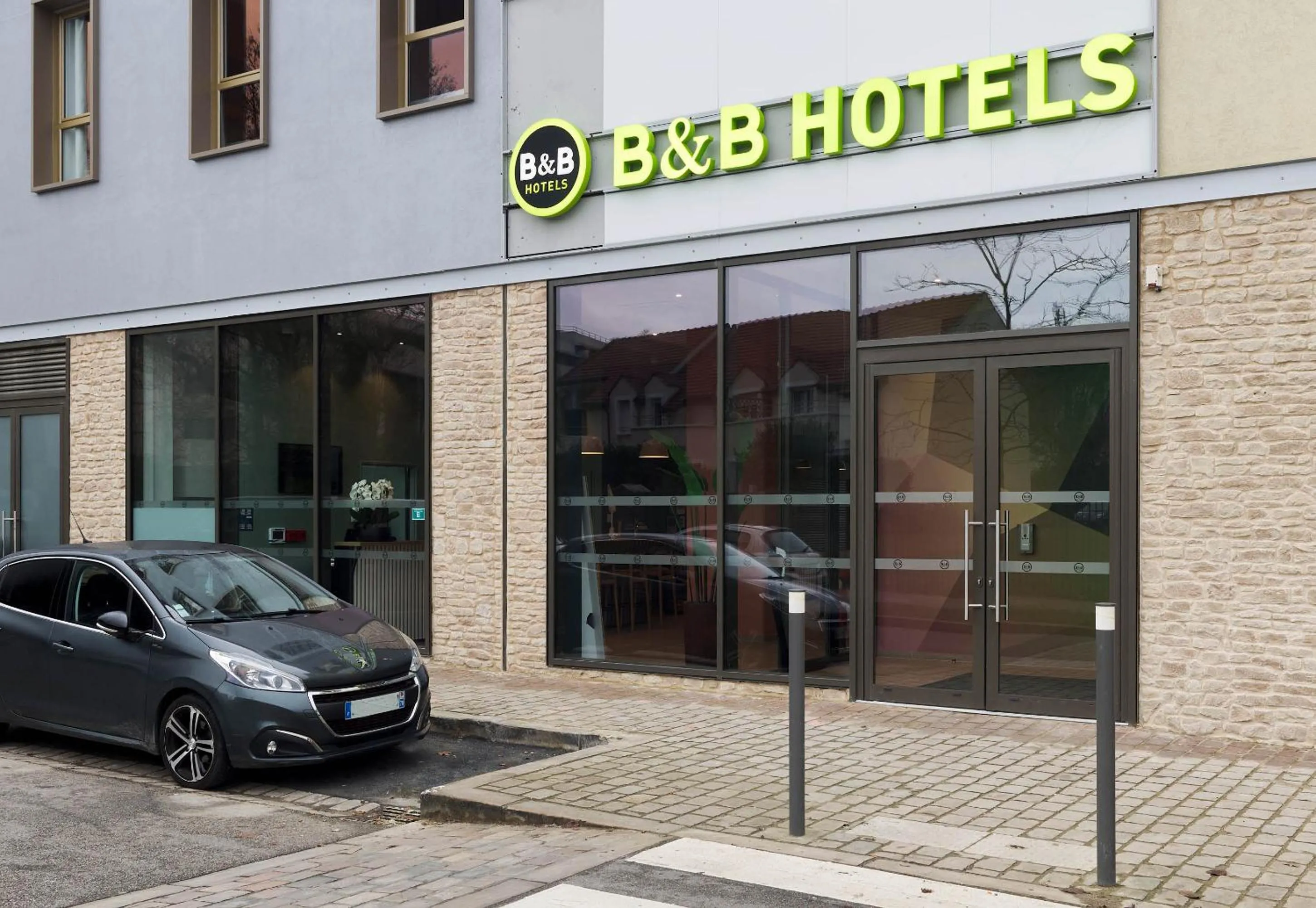 Property building in B&B HOTEL Versailles Rocquencourt