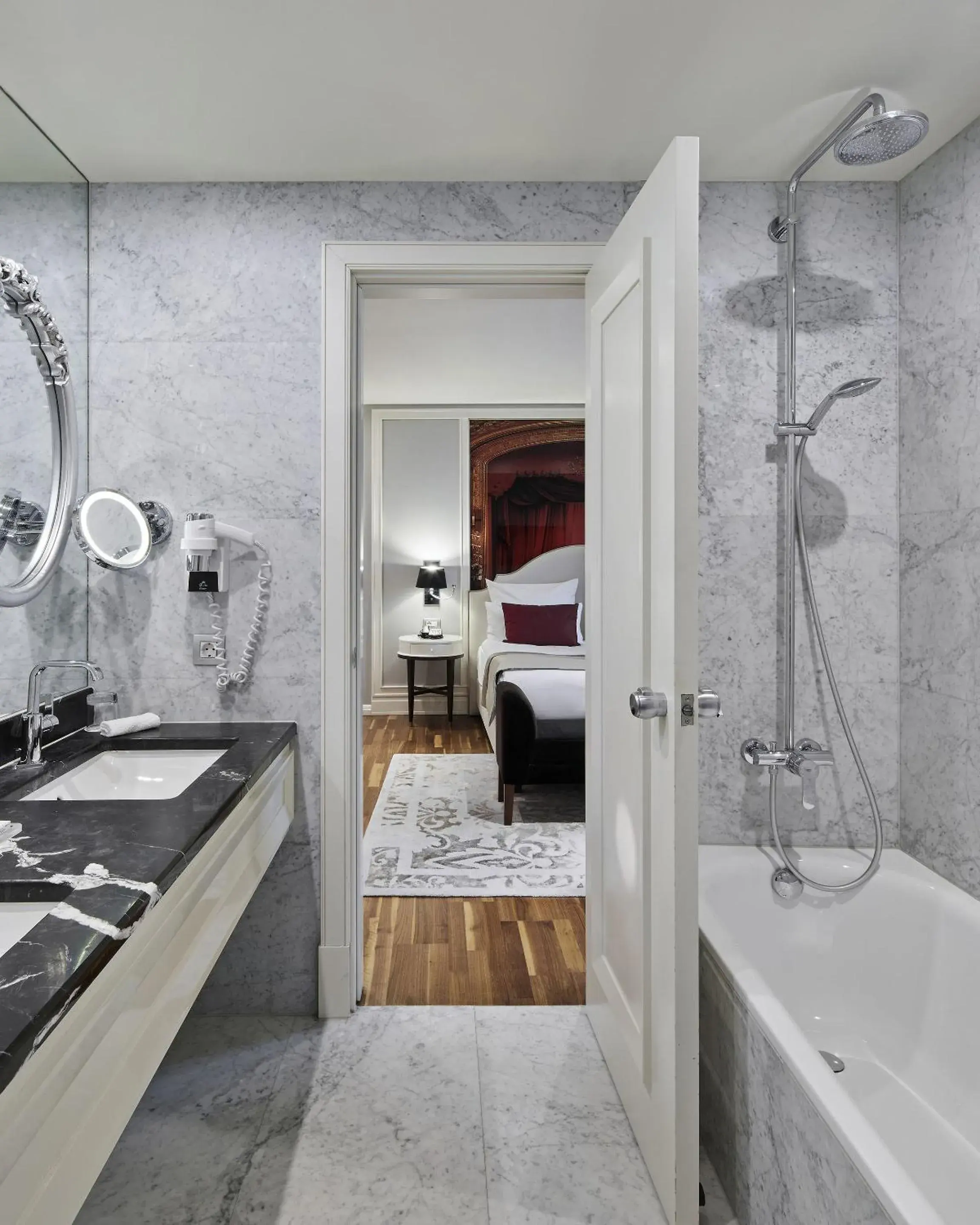 Bathroom, Bed in TITANIC Gendarmenmarkt Berlin Bathroom, Bed in TITANIC Gendarmenmarkt Berlin
