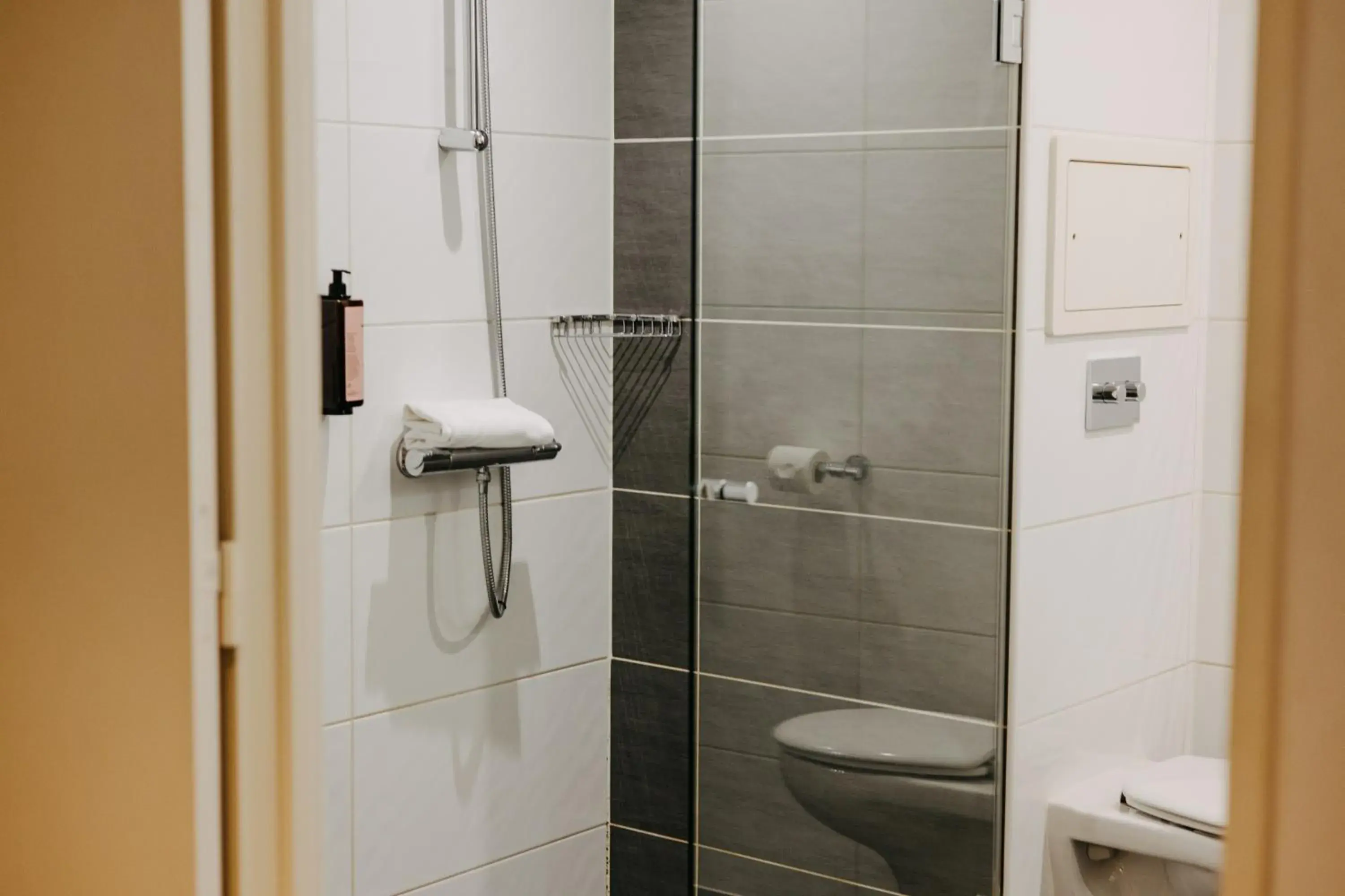 Shower in Residhome Nanterre La Défense Shower in Residhome Nanterre La Défense