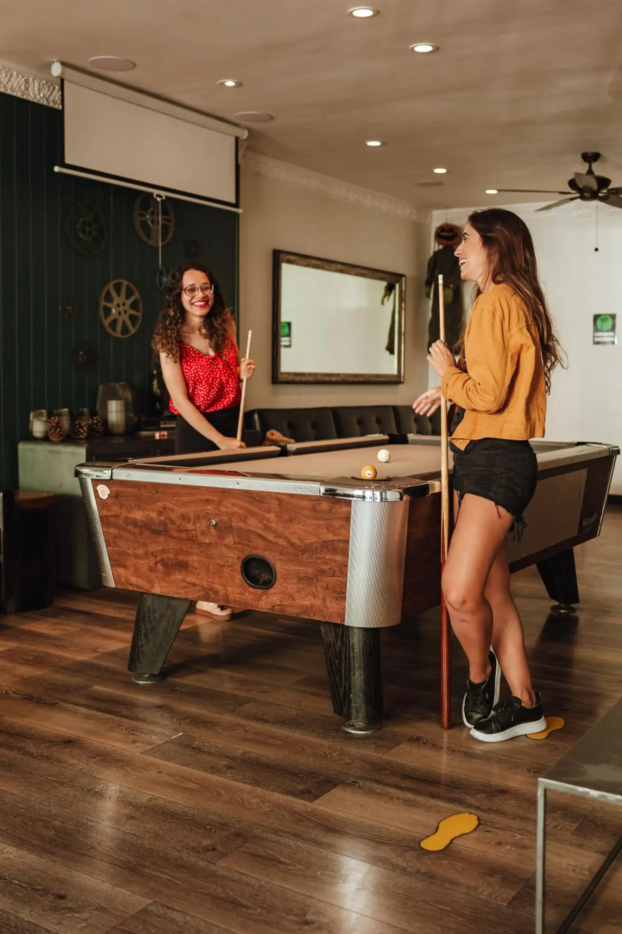 Billiard in Samesun Hollywood Hotel & Hostel Billiard in Samesun Hollywood Hotel & Hostel