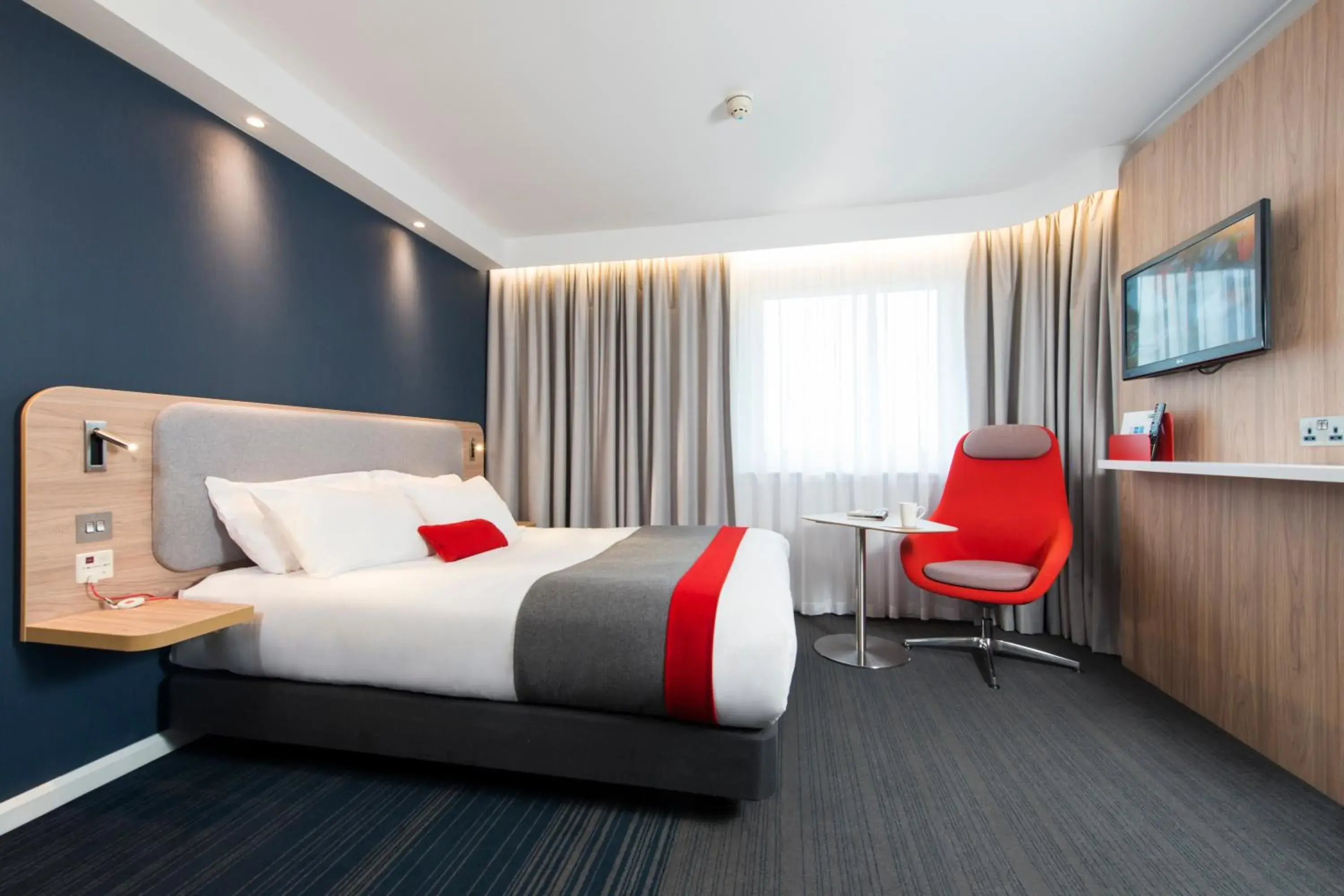 Photo of the whole room, Bed in Holiday Inn Express London-Hammersmith by IHG Photo of the whole room, Bed in Holiday Inn Express London-Hammersmith by IHG