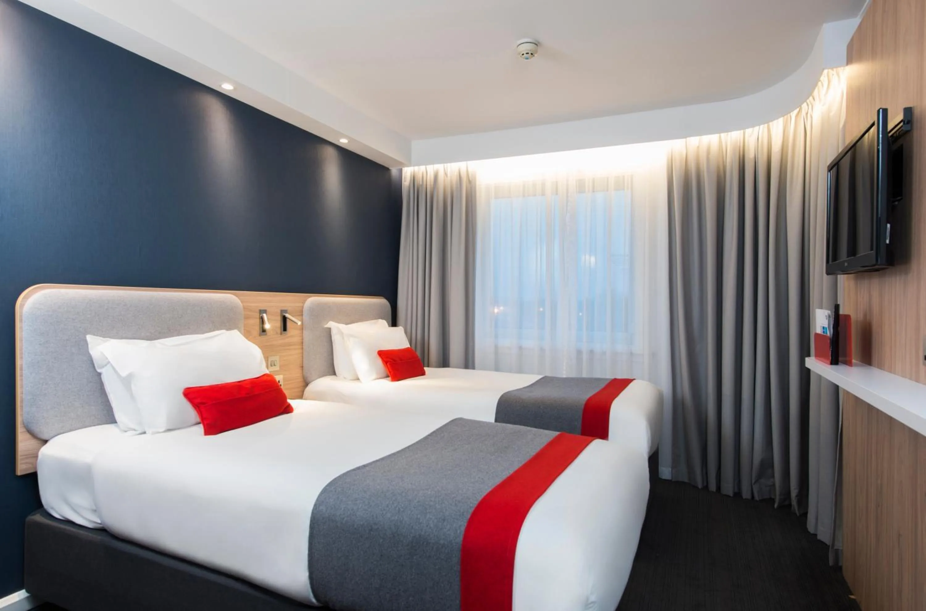 Photo of the whole room, Bed in Holiday Inn Express London-Hammersmith by IHG