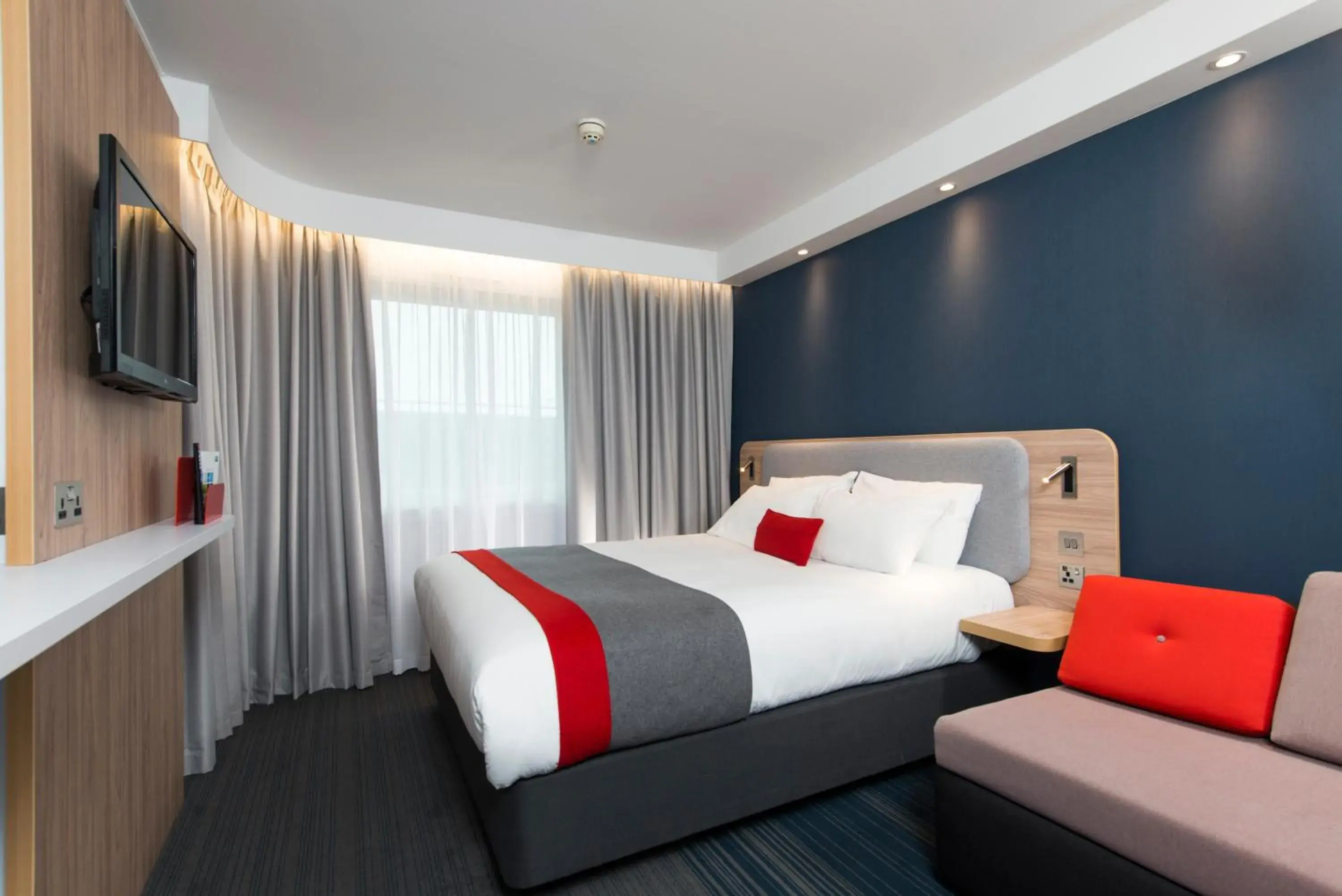 Photo of the whole room, Bed in Holiday Inn Express London-Hammersmith by IHG Photo of the whole room, Bed in Holiday Inn Express London-Hammersmith by IHG