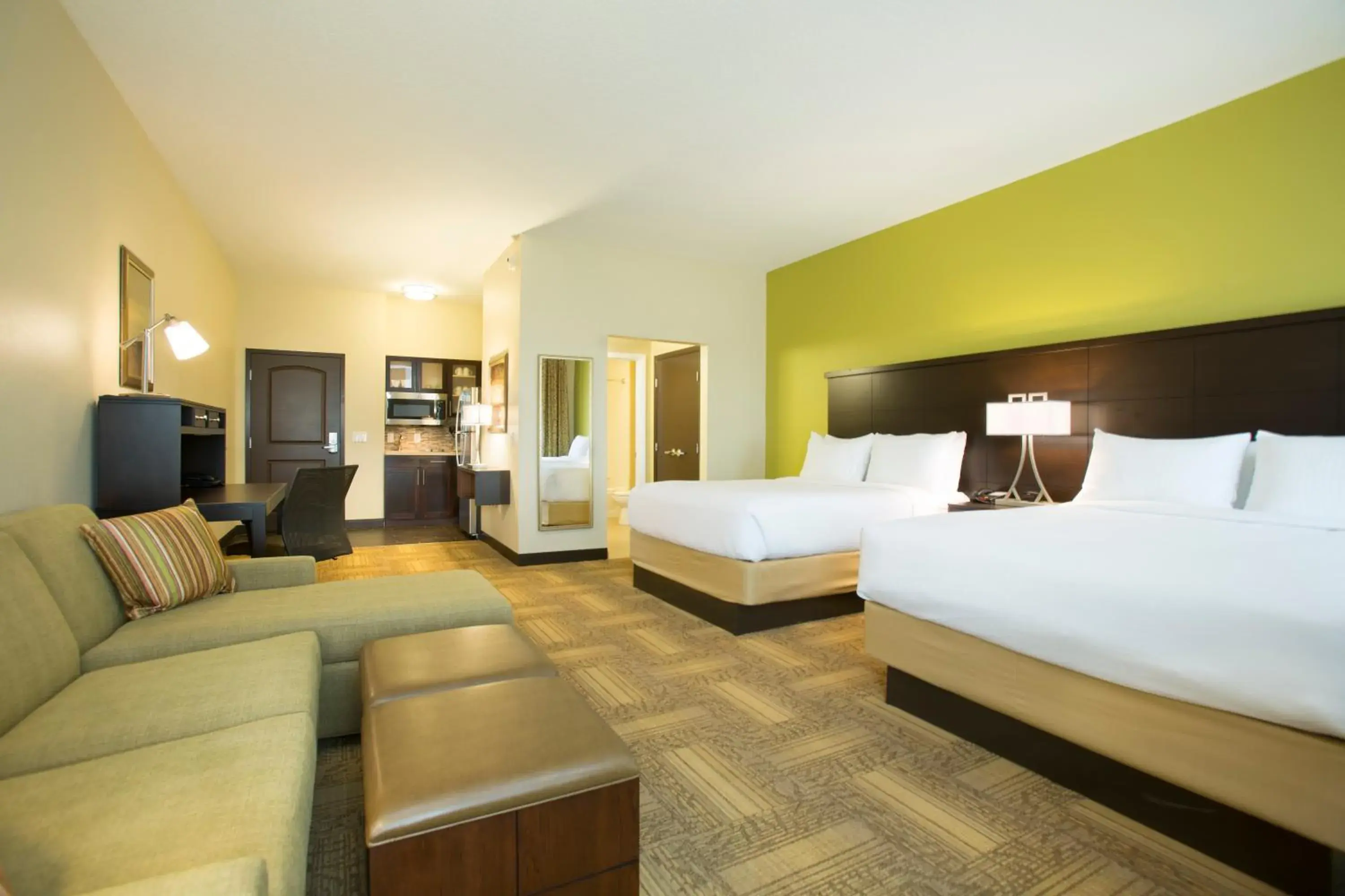 Kitchen or kitchenette, Bed in Staybridge Suites Orlando at SeaWorld by IHG - Free Breakfast & Shuttle to SeaWorld Parks Kitchen or kitchenette, Bed in Staybridge Suites Orlando at SeaWorld by IHG - Free Breakfast & Shuttle to SeaWorld Parks