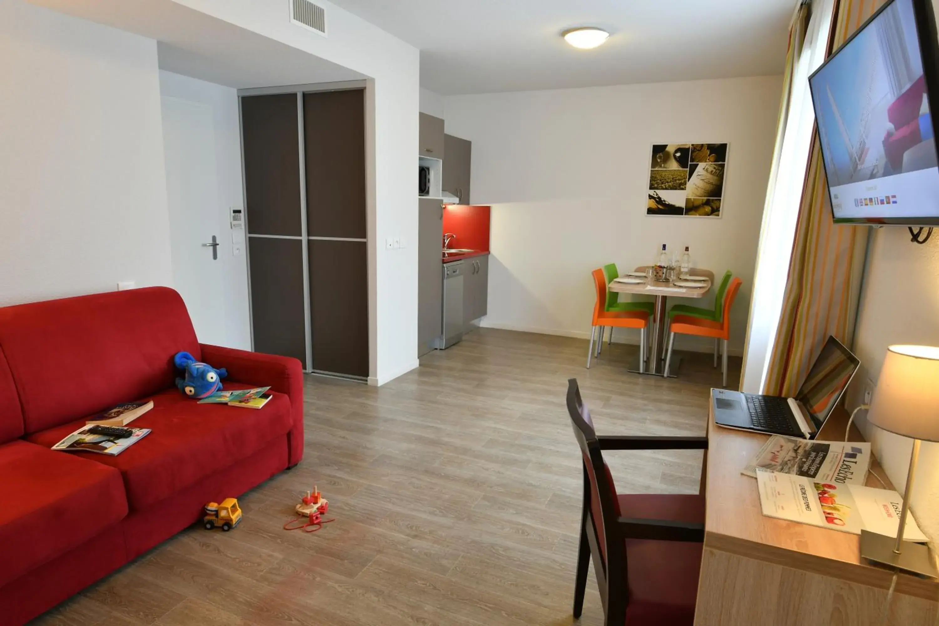 Kitchen or kitchenette in Appart-Hôtel Mer & Golf City Bordeaux Bassins à flot Kitchen or kitchenette in Appart-Hôtel Mer & Golf City Bordeaux Bassins à flot