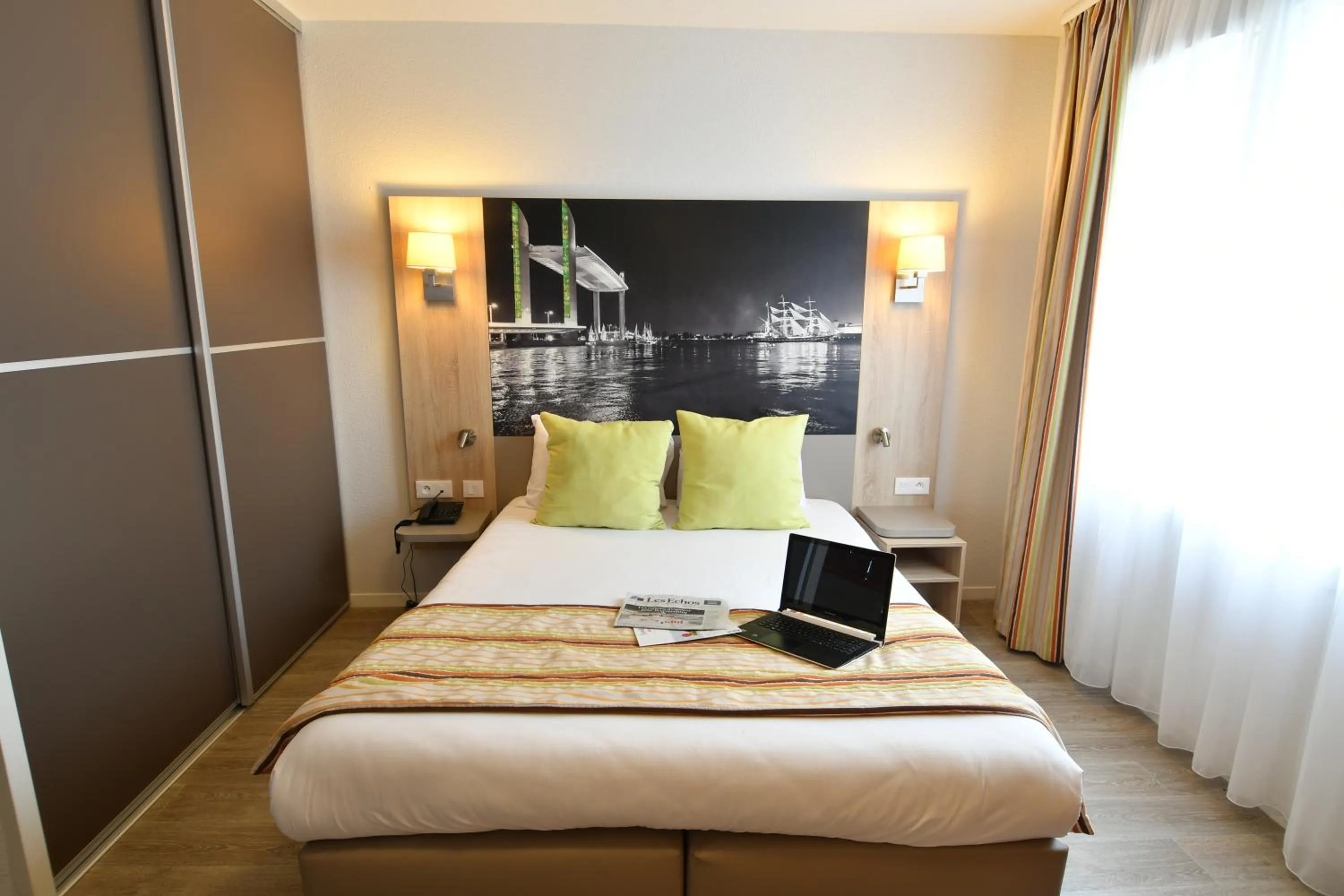 Bed in Appart-Hôtel Mer & Golf City Bordeaux Bassins à flot