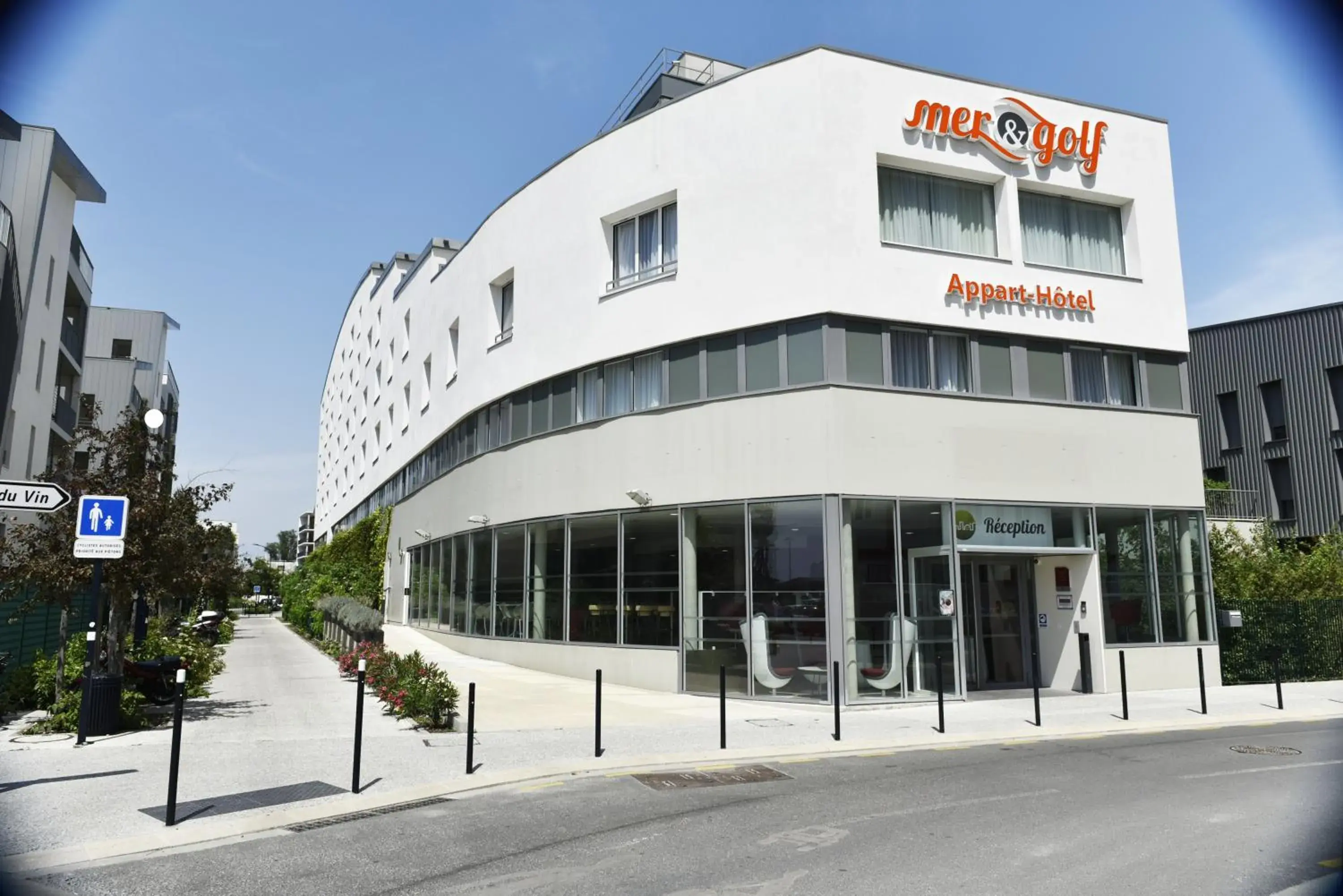 Property building in Appart-Hôtel Mer & Golf City Bordeaux Bassins à flot Property building in Appart-Hôtel Mer & Golf City Bordeaux Bassins à flot