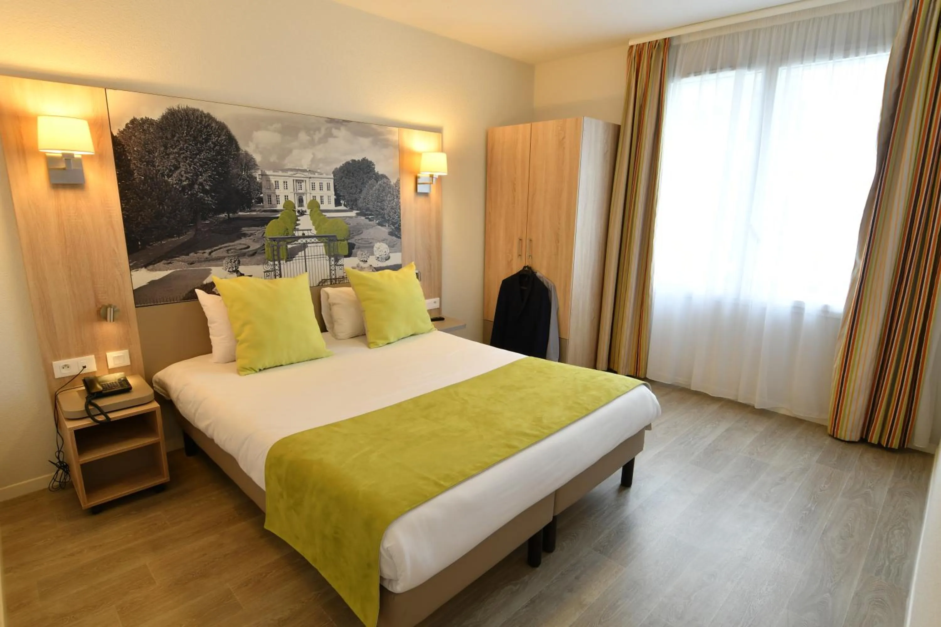 Bed in Appart-Hôtel Mer & Golf City Bordeaux Bassins à flot