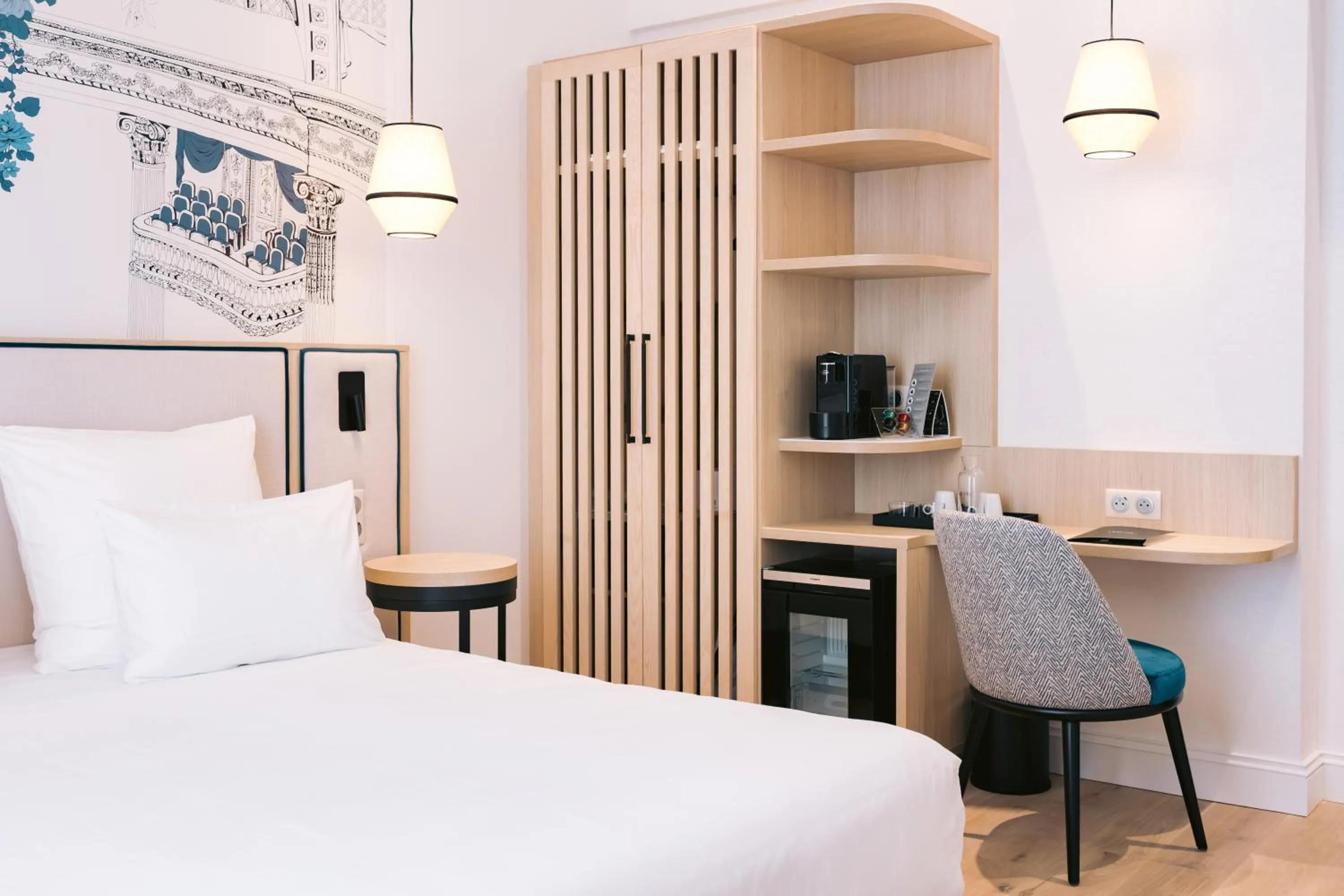 Bedroom, Bed in Hôtel Majestic