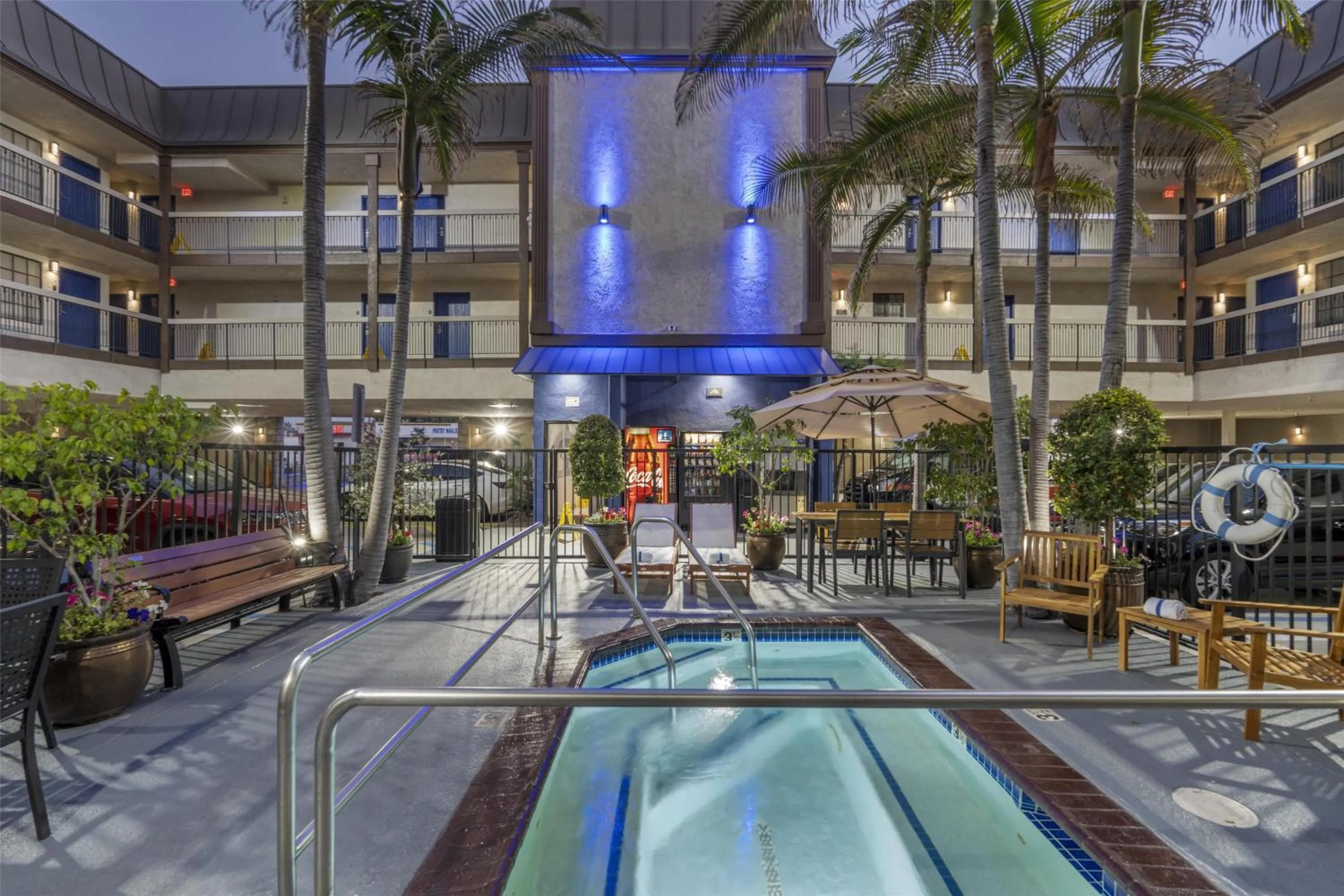 Pool view in Best Western Airport Plaza Hotel – LAX Airport LA Stadium