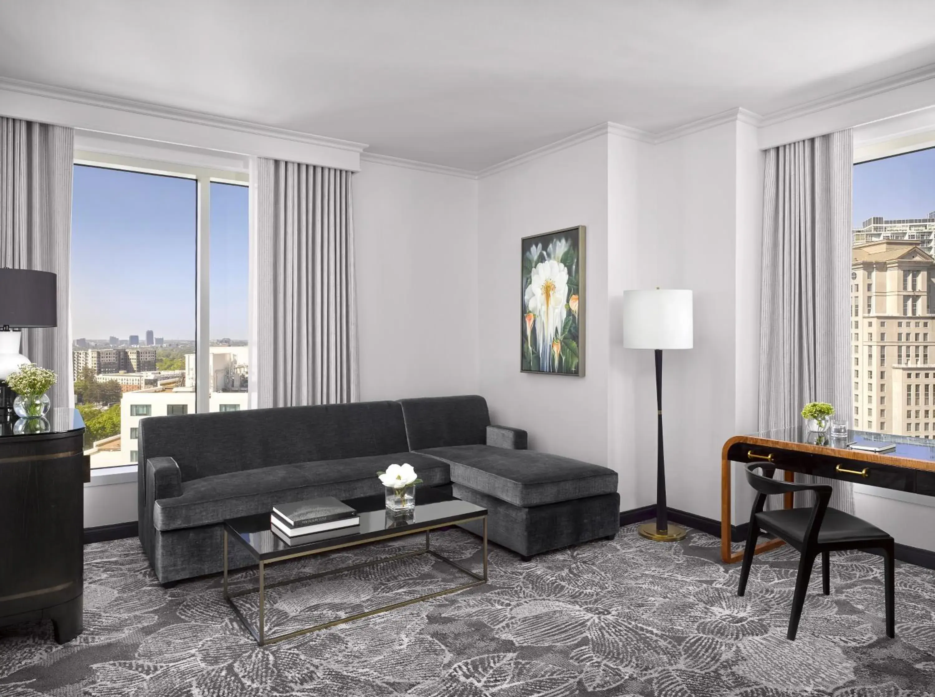 Seating area in InterContinental Buckhead Atlanta by IHG Seating area in InterContinental Buckhead Atlanta by IHG