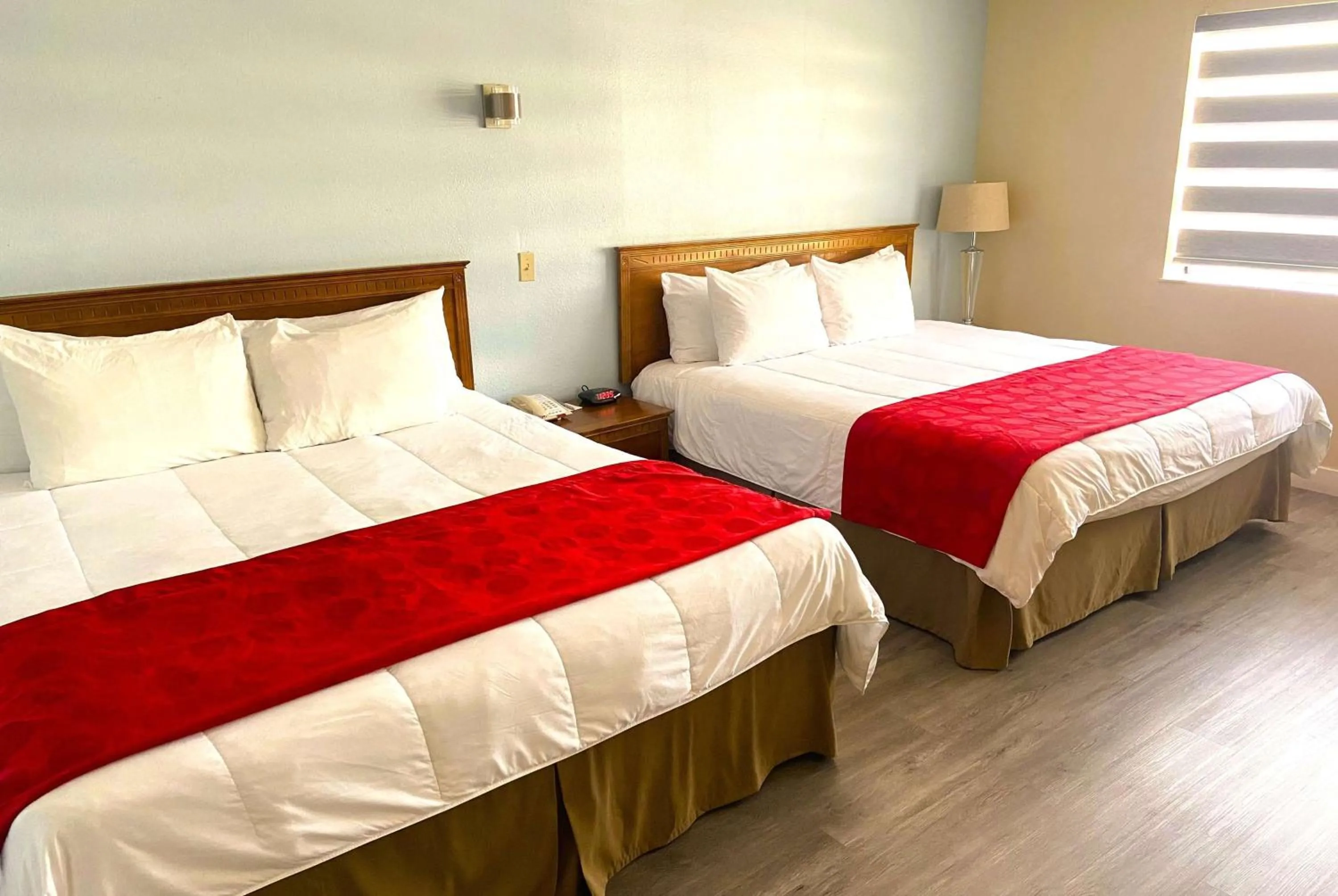 Photo of the whole room, Bed in Ramada by Wyndham Los Angeles/Wilshire Center