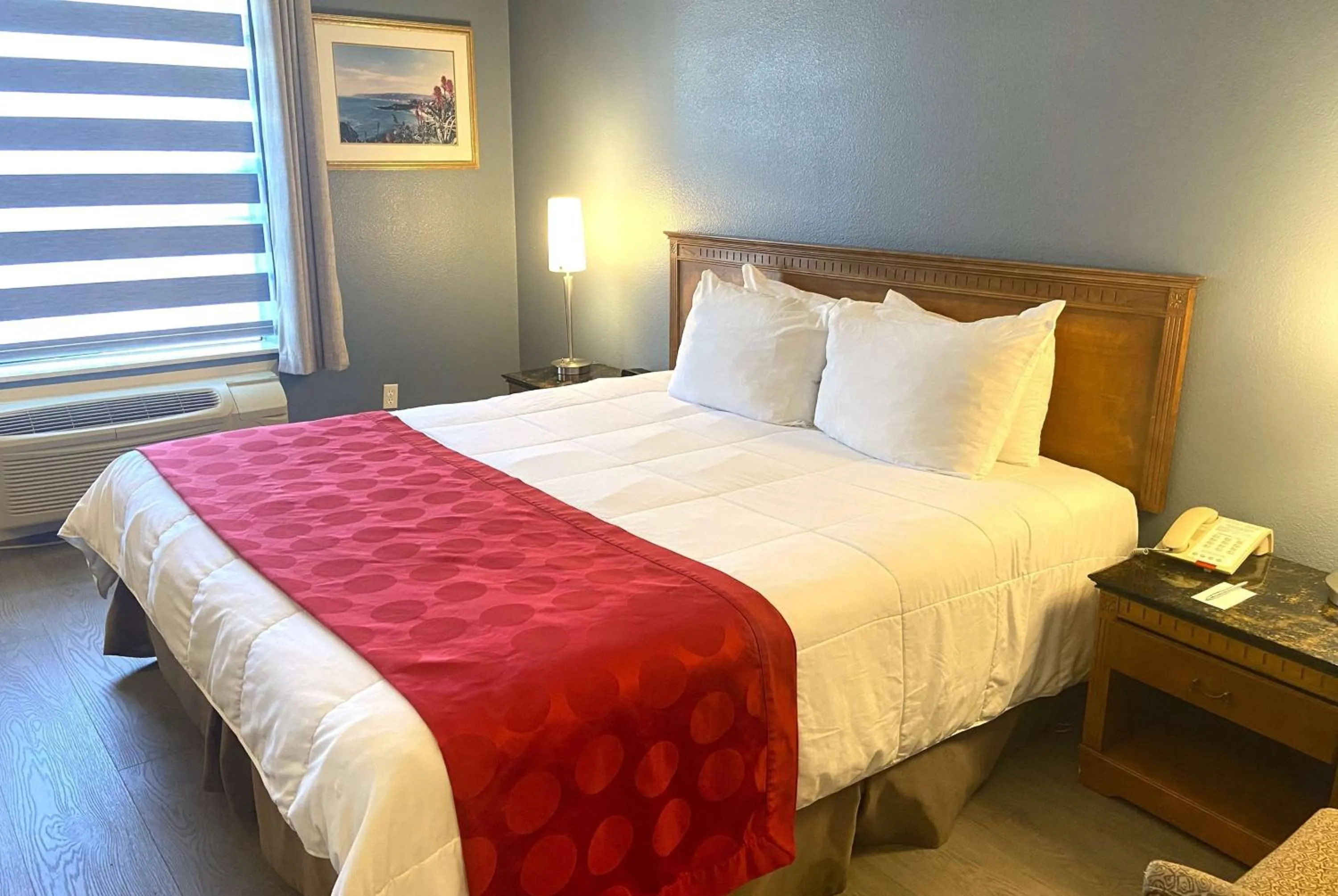 Photo of the whole room, Bed in Ramada by Wyndham Los Angeles/Wilshire Center