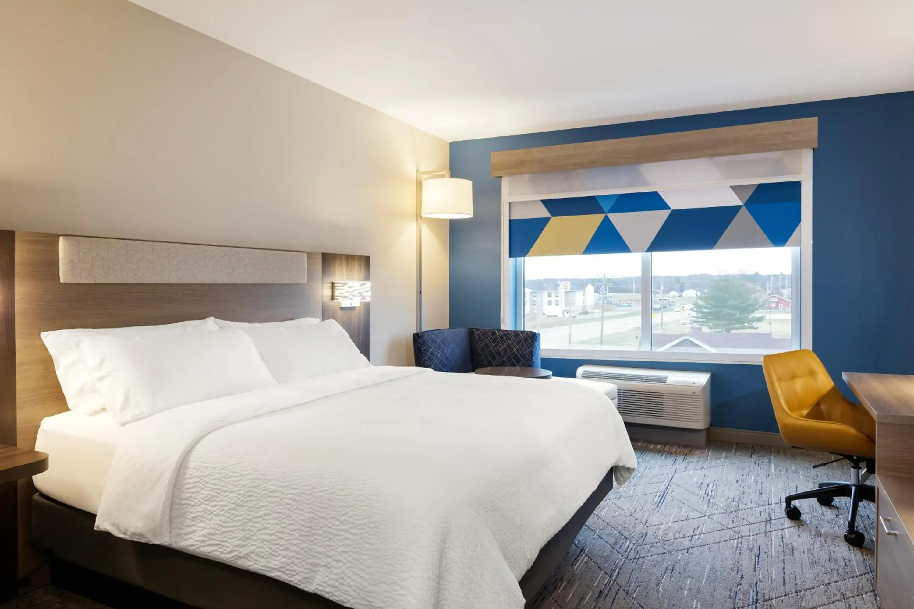 Bed in Holiday Inn Express Hotel & Suites Los Angeles Airport Hawthorne by IHG Bed in Holiday Inn Express Hotel & Suites Los Angeles Airport Hawthorne by IHG